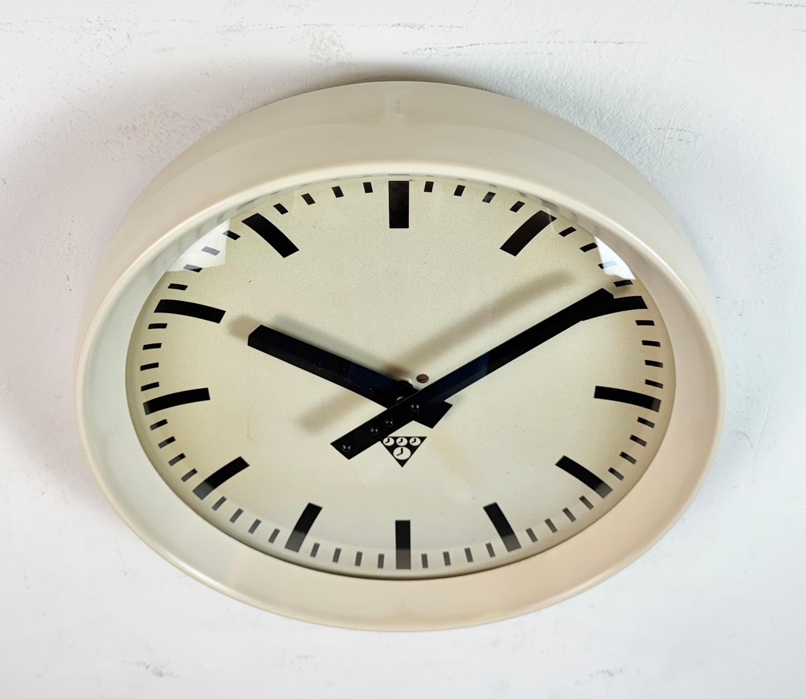 Industrielle beige Bakelit-Fabrik-Wanduhr aus Pragotron, 1960er Jahre (Aluminium) im Angebot