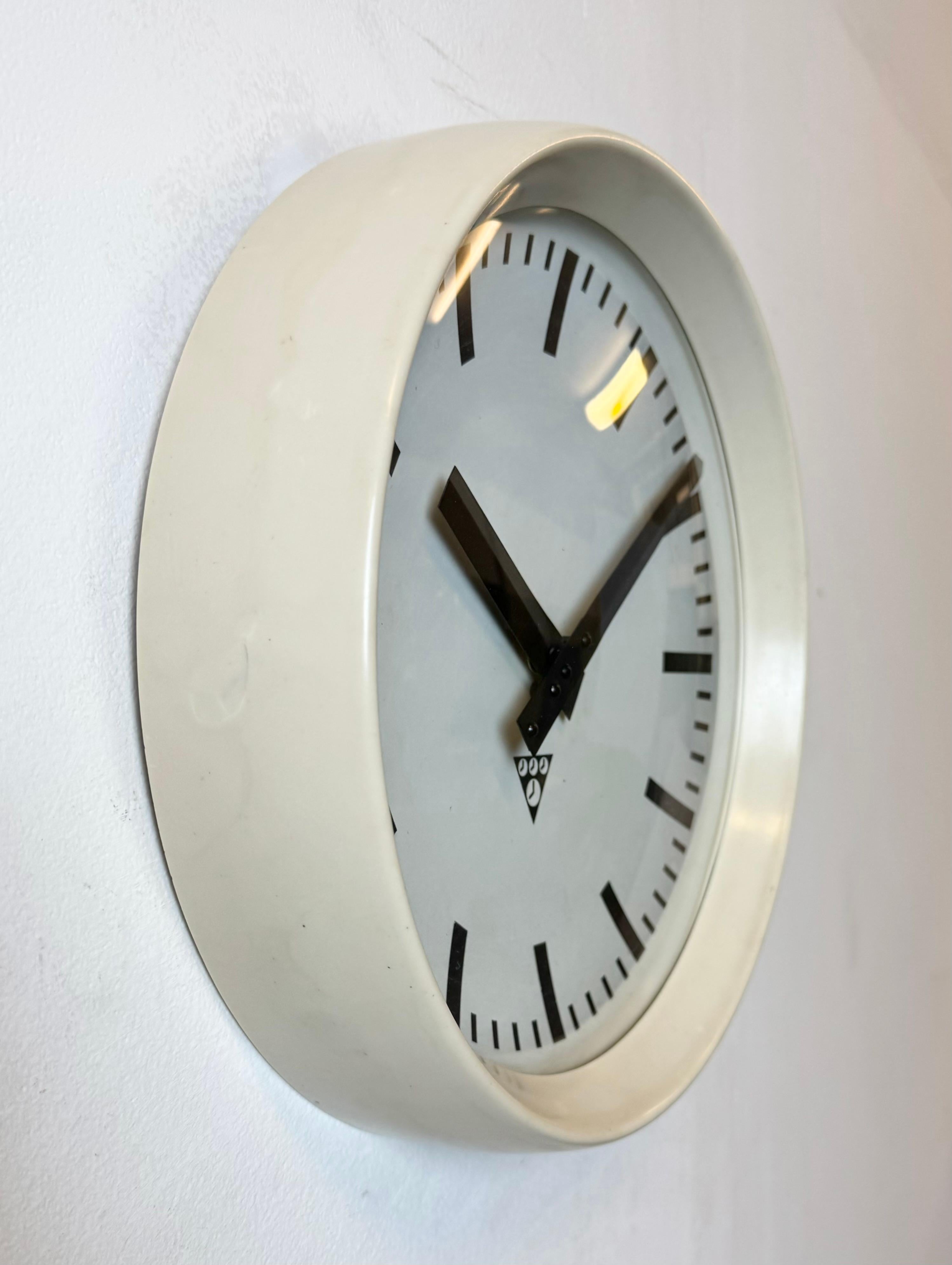 Reloj de pared industrial de fábrica de baquelita beige de Pragotron, años 60 Aluminio en venta