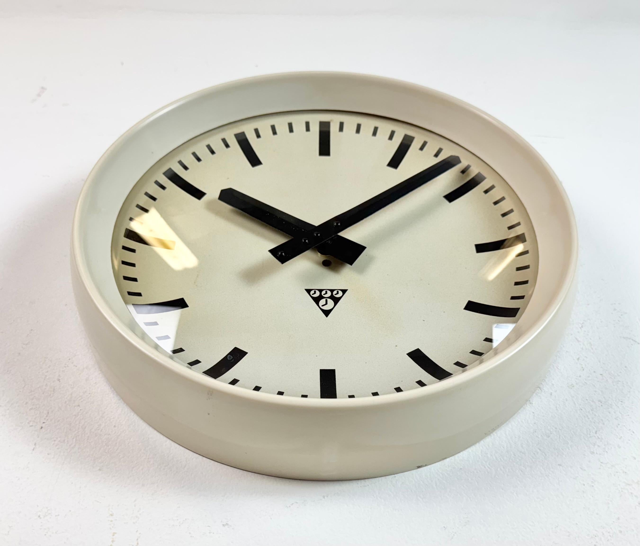 Industrielle beige Bakelit-Fabrik-Wanduhr aus Pragotron, 1960er Jahre im Angebot 1