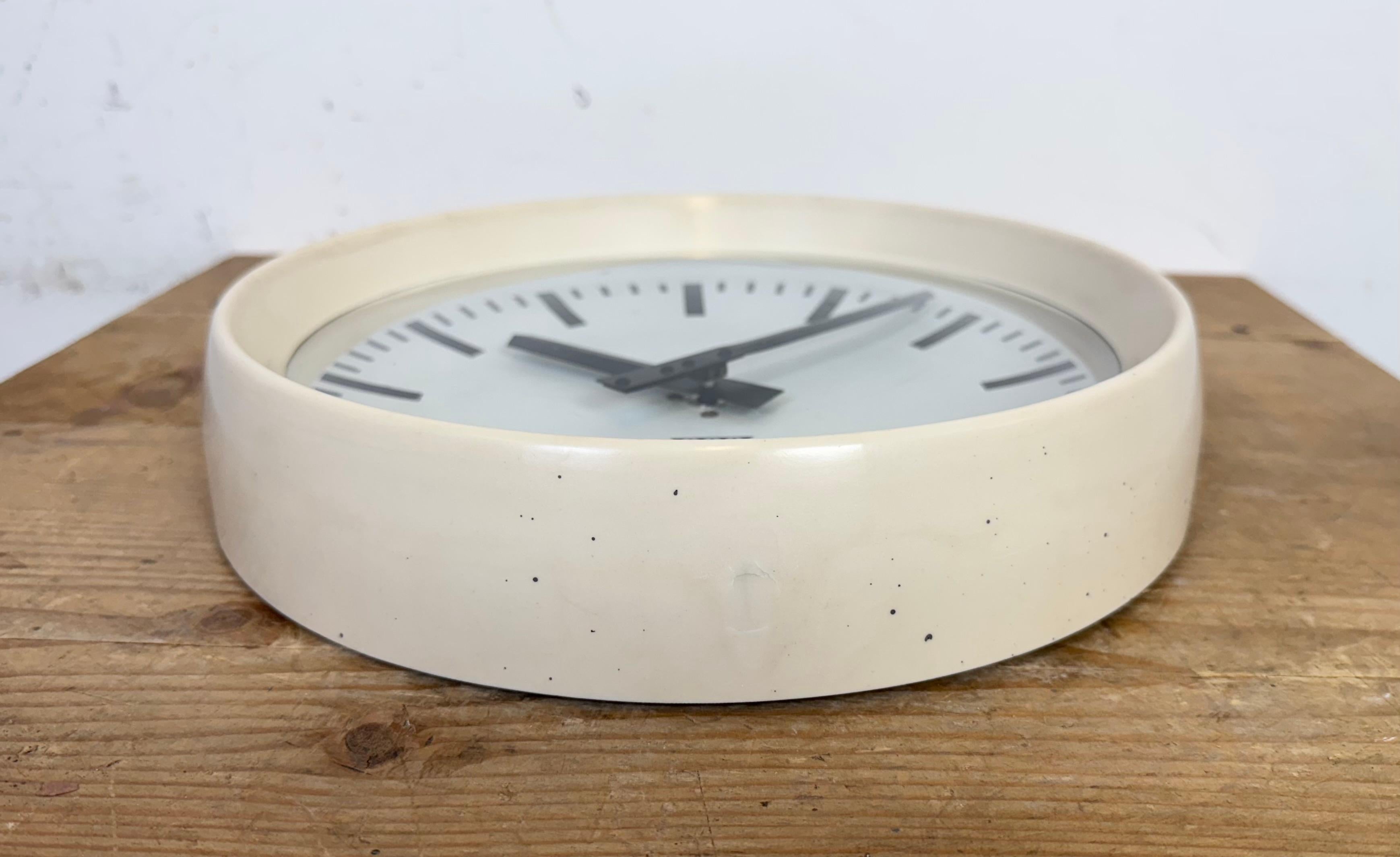 Reloj de pared industrial de fábrica de baquelita beige de Pragotron, años 60 en venta 1