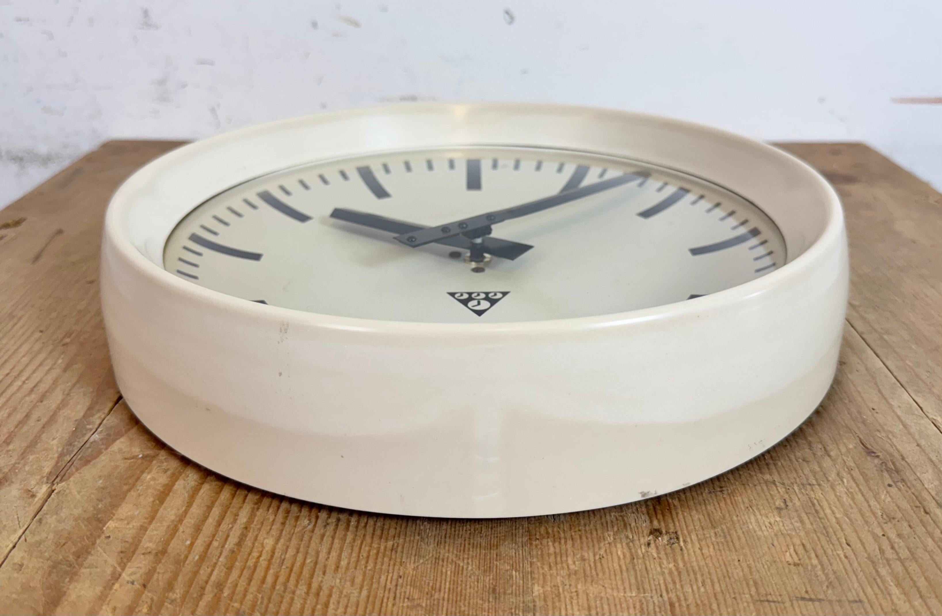 Industrielle beige Bakelit-Fabrik-Wanduhr aus Pragotron, 1960er Jahre im Angebot 2