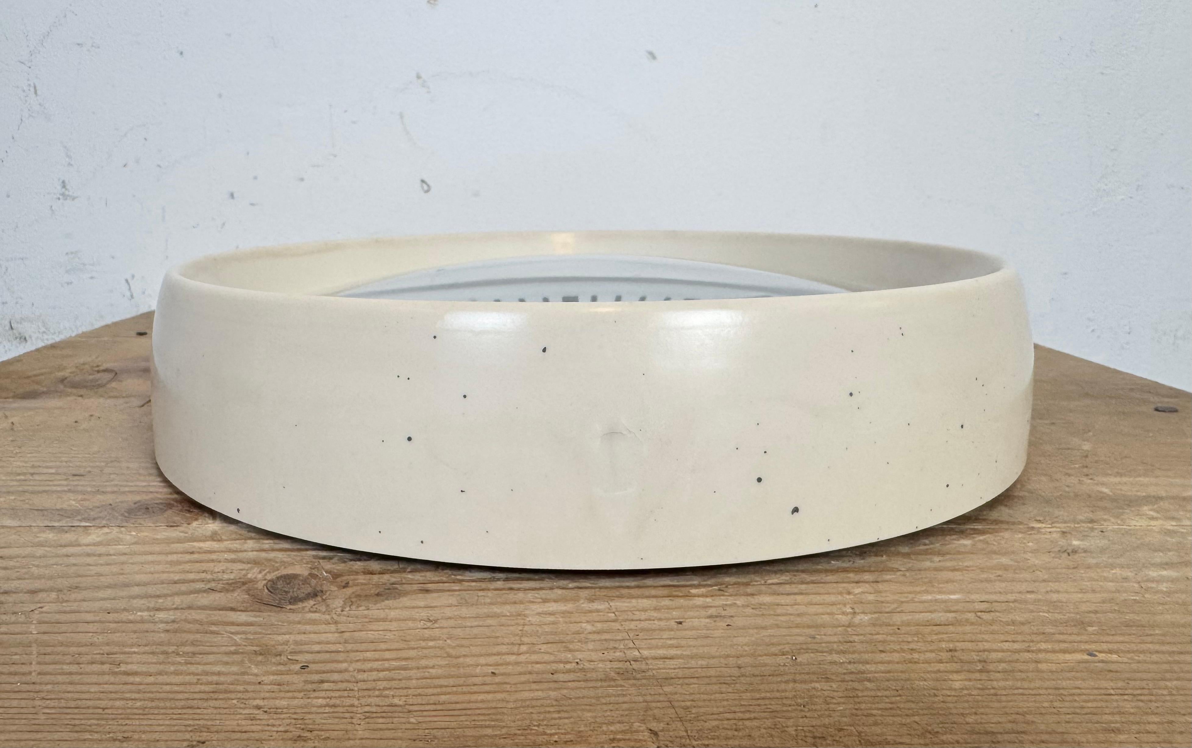 Reloj de pared industrial de fábrica de baquelita beige de Pragotron, años 60 en venta 2