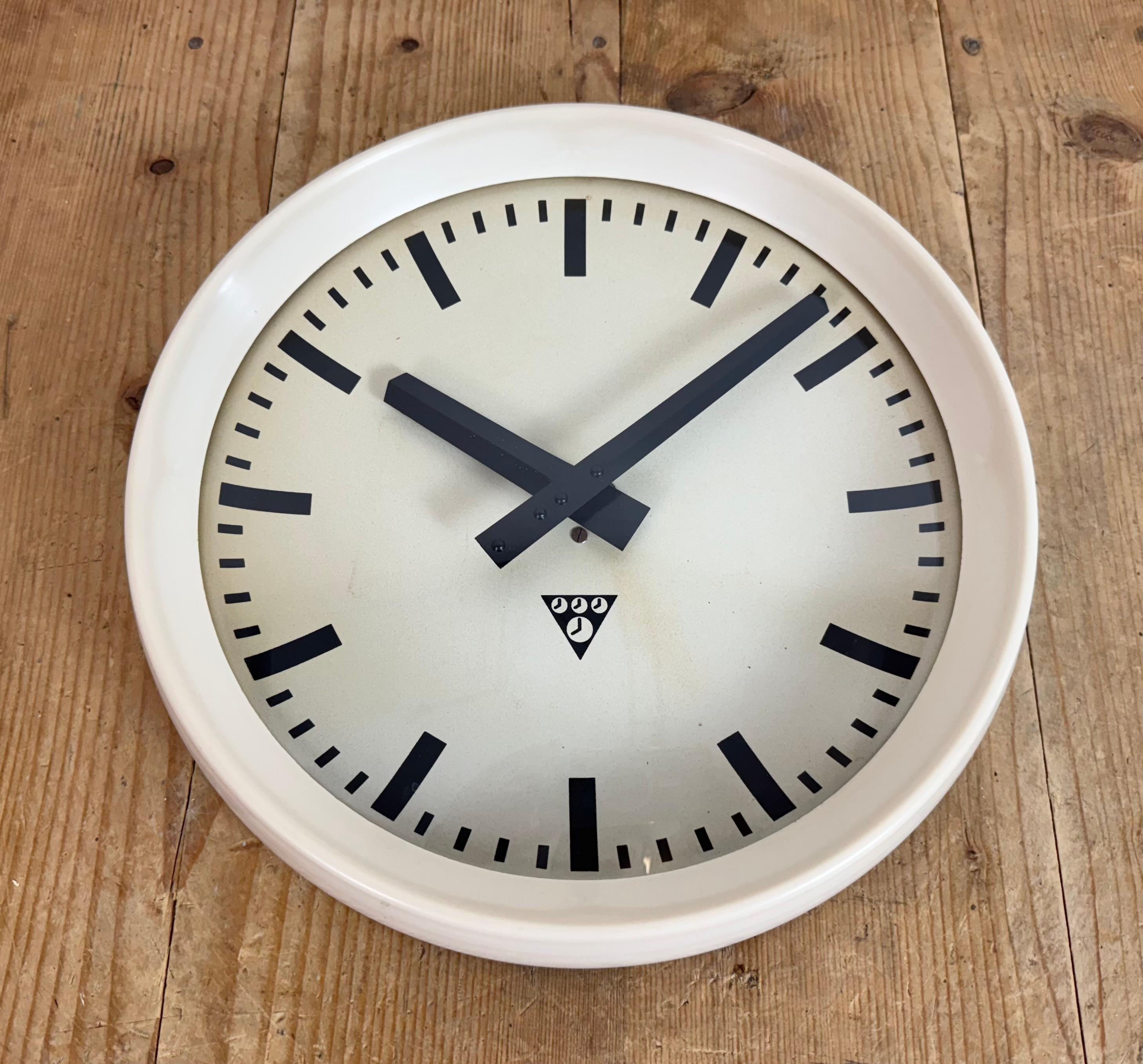 Industrielle beige Bakelit-Fabrik-Wanduhr aus Pragotron, 1960er Jahre im Angebot 3