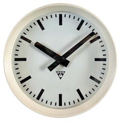 Horloge murale industrielle en bakélite beige de Pragotron, années 1960