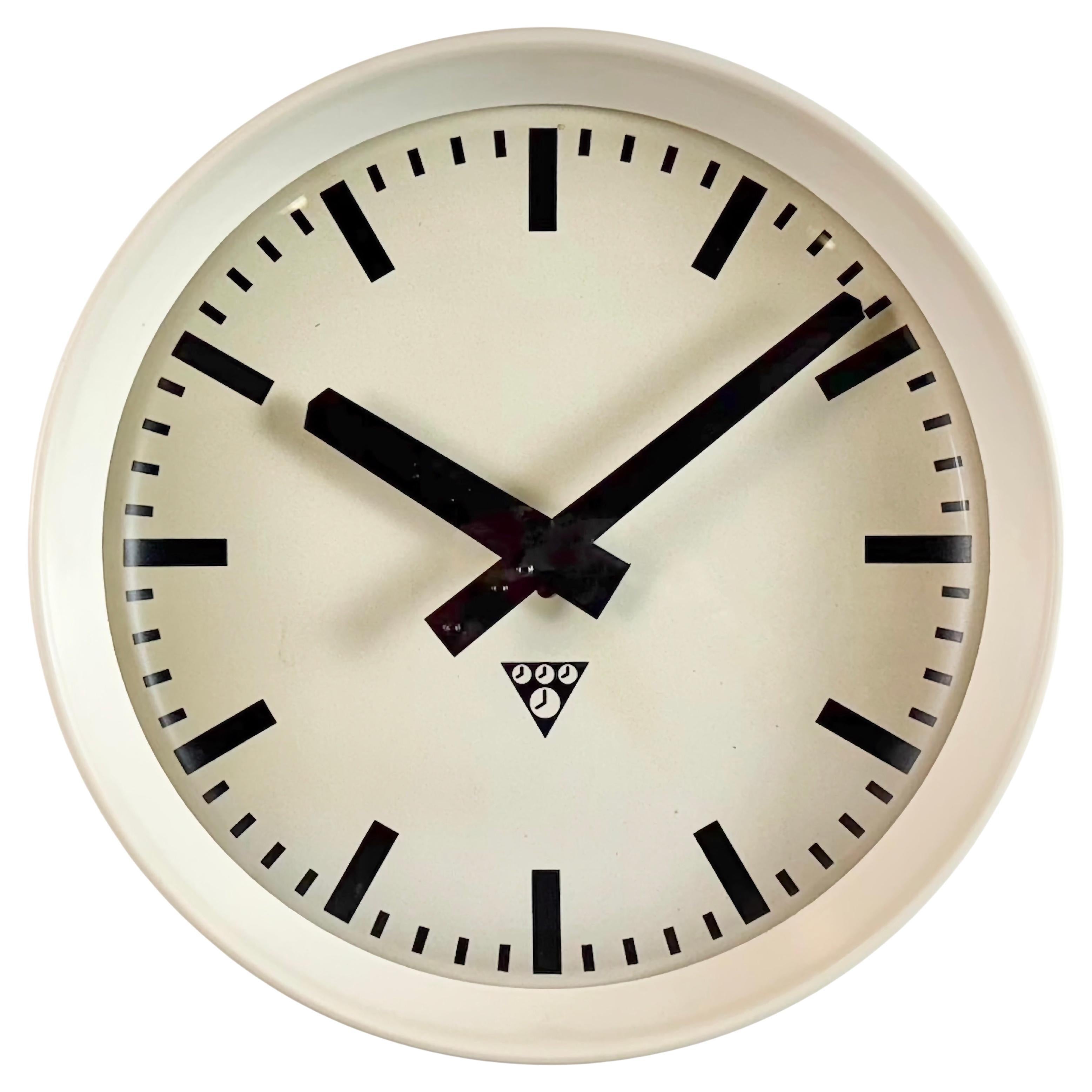 Industrielle beige Bakelit-Fabrik-Wanduhr aus Pragotron, 1960er Jahre im Angebot
