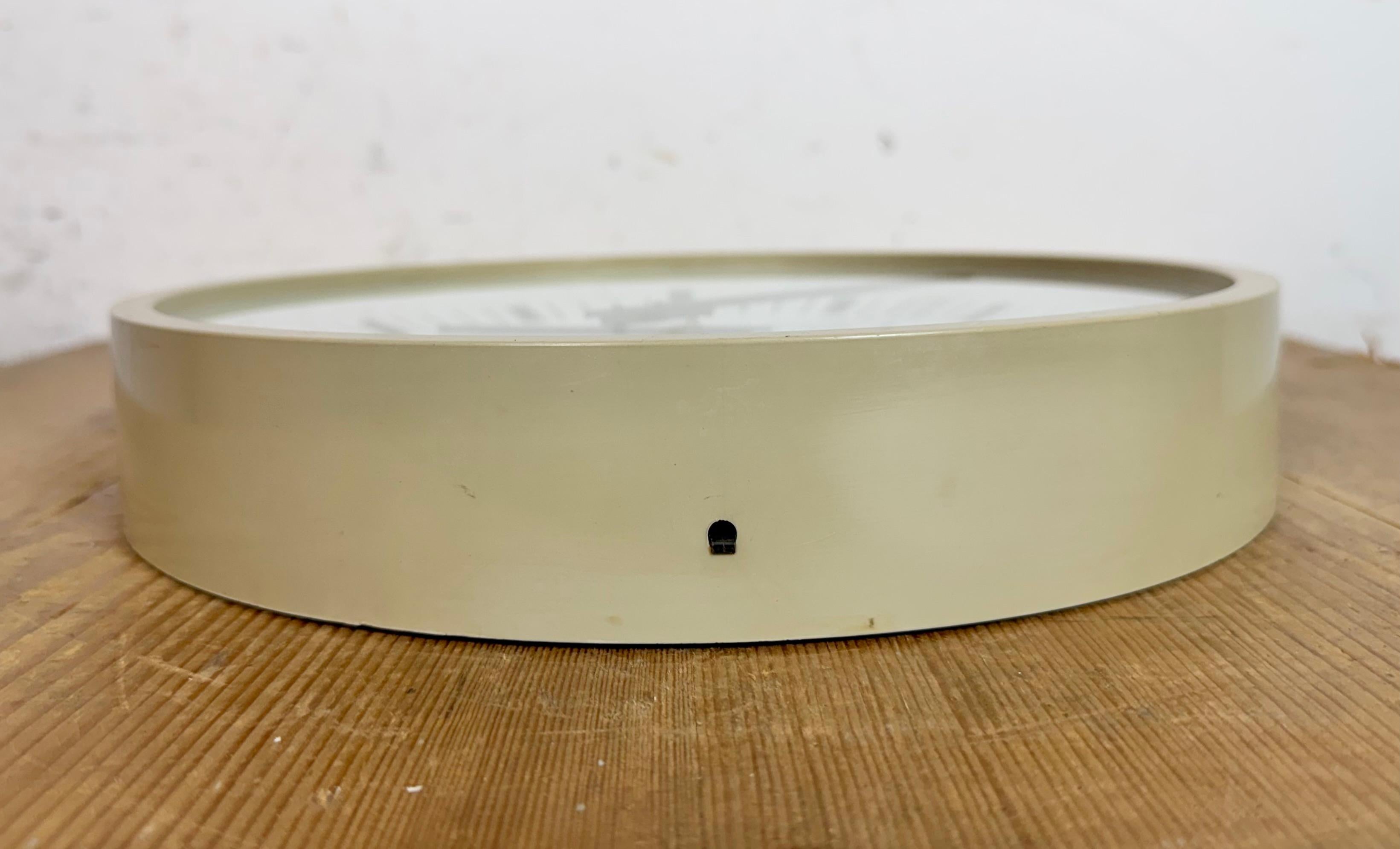 Industrial Beige Bakelite Wall Clock From Pragotron, 1970s For Sale 4