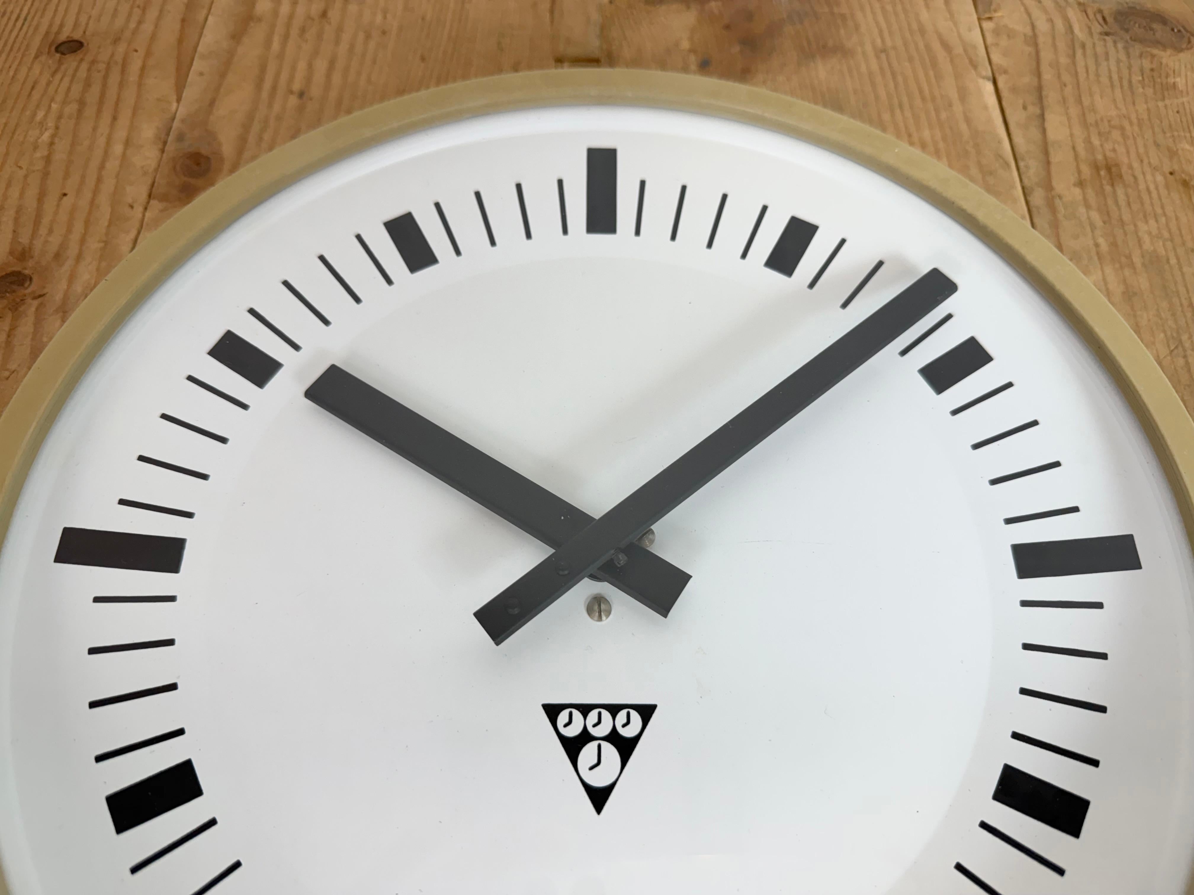 Industrial Beige Bakelite Wall Clock From Pragotron, 1970s For Sale 5