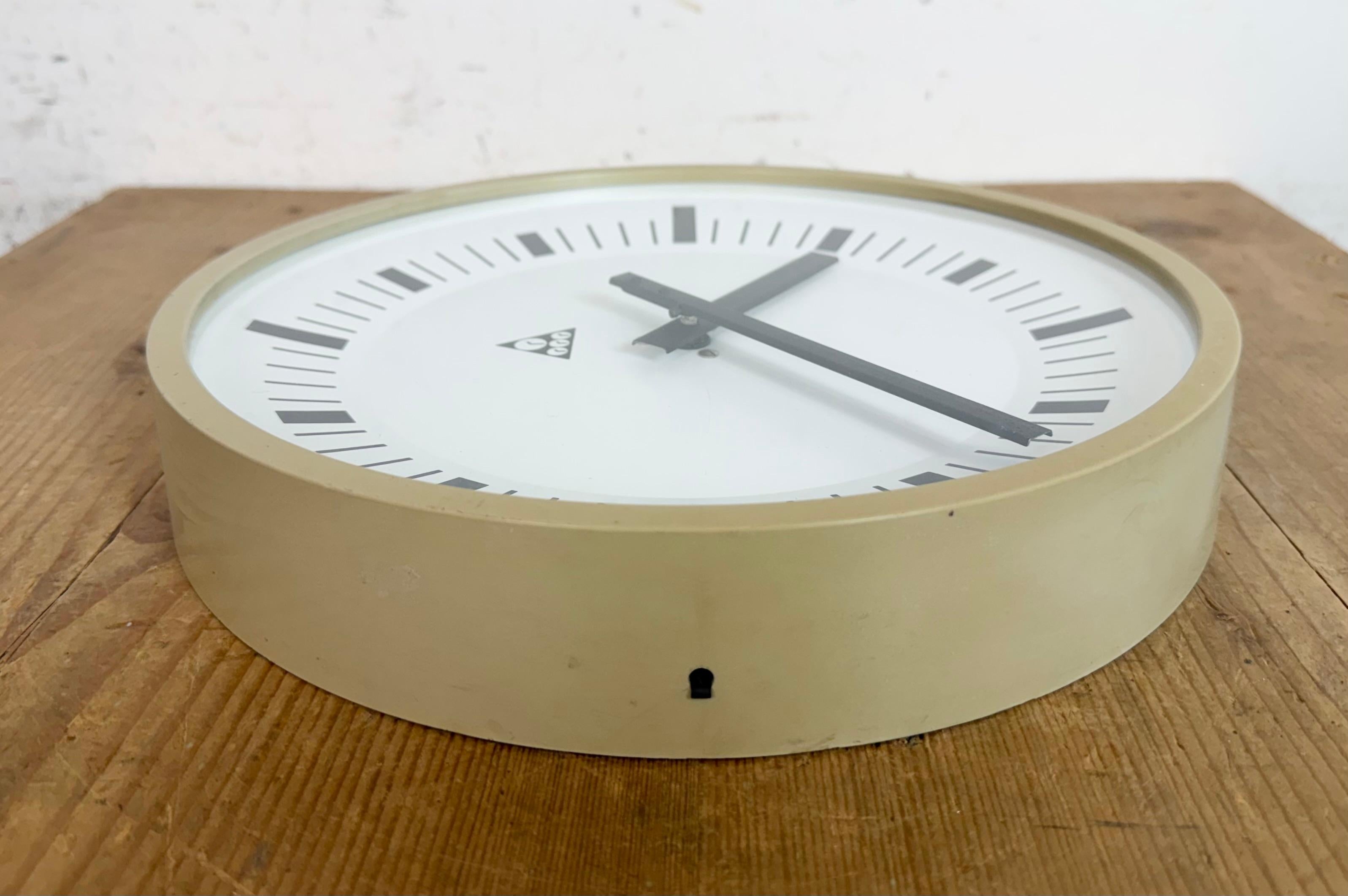 Industrial Beige Bakelite Wall Clock From Pragotron, 1970s For Sale 6