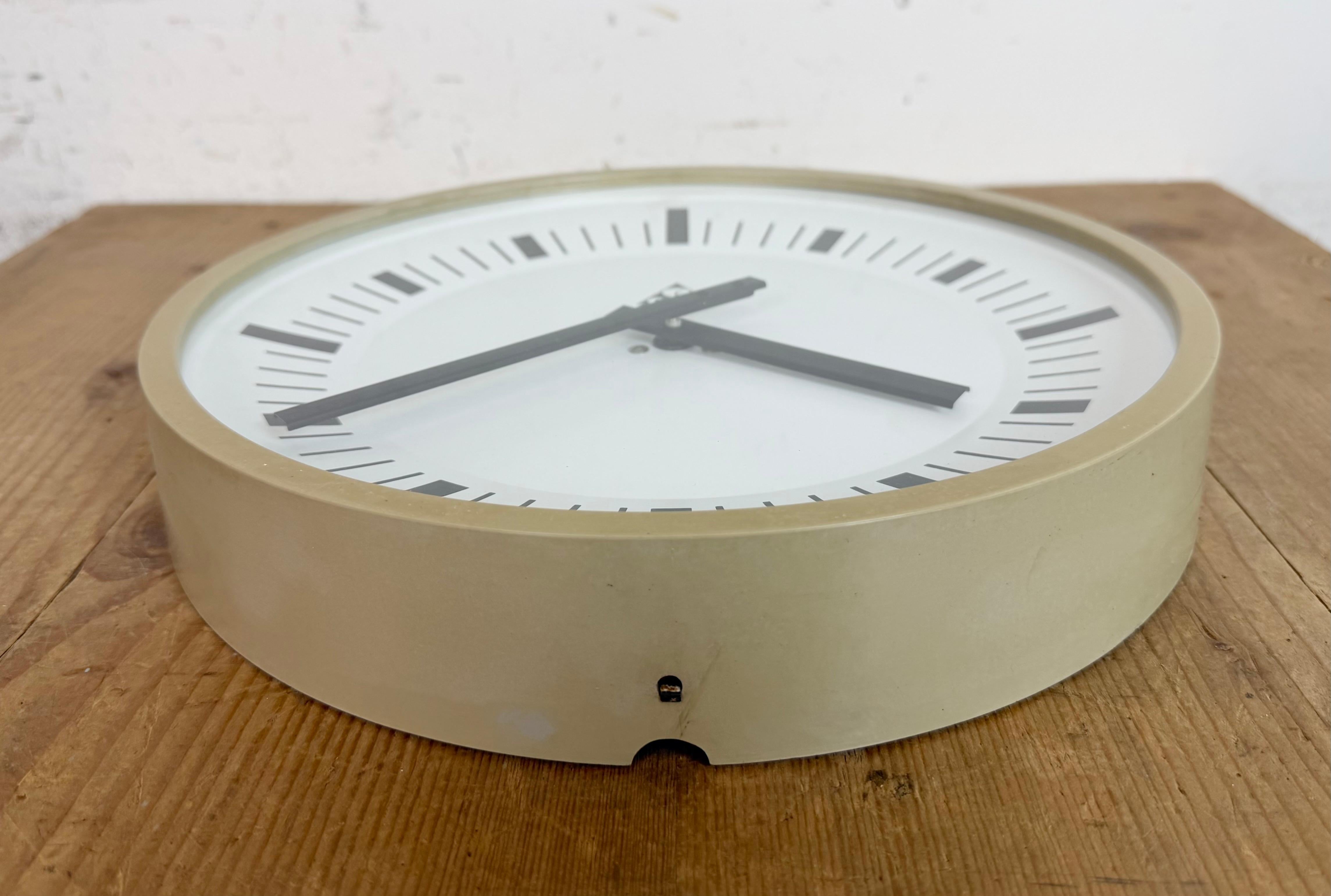 Industrial Beige Bakelite Wall Clock From Pragotron, 1970s For Sale 7
