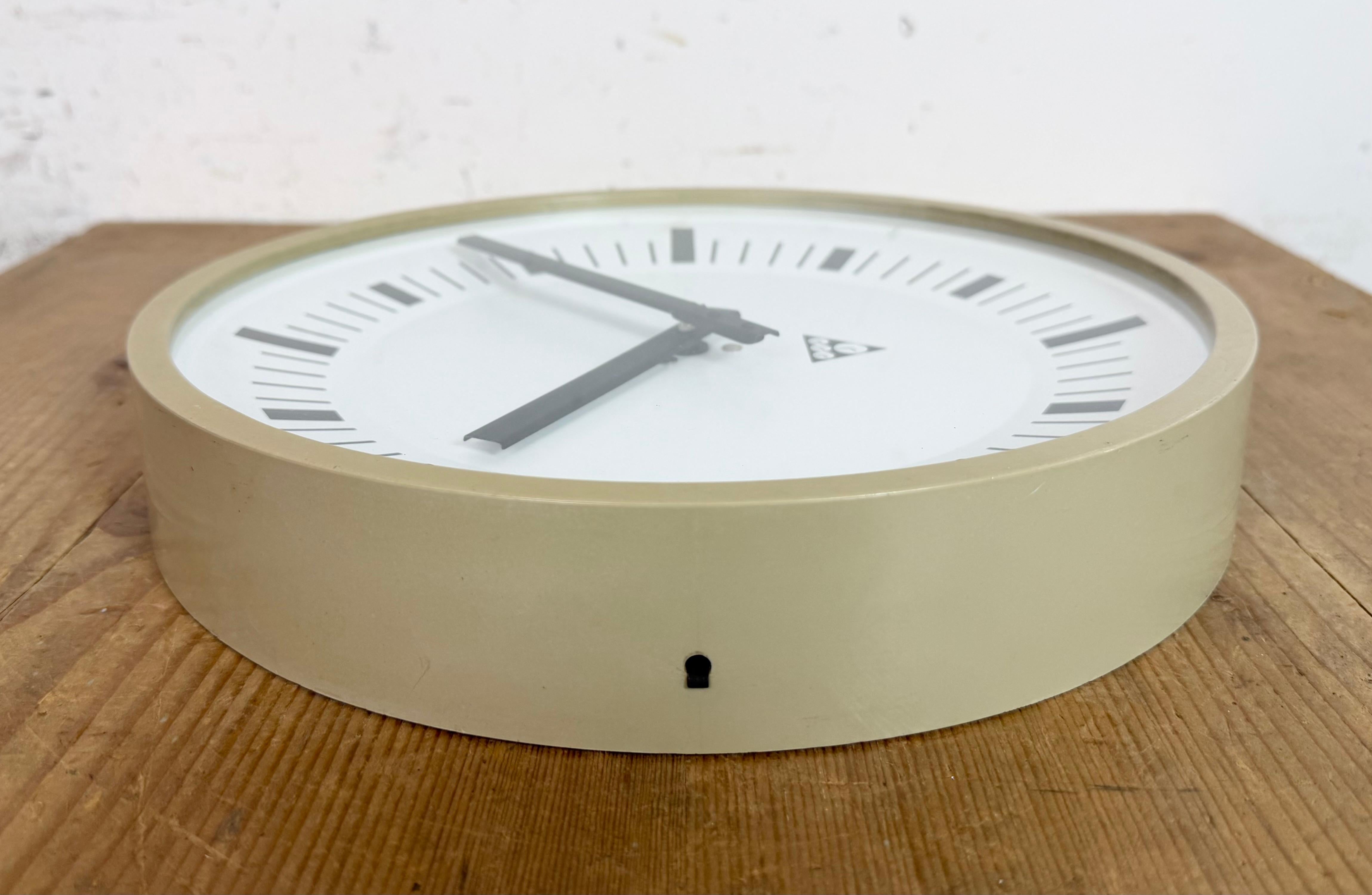 Industrial Beige Bakelite Wall Clock From Pragotron, 1970s For Sale 8