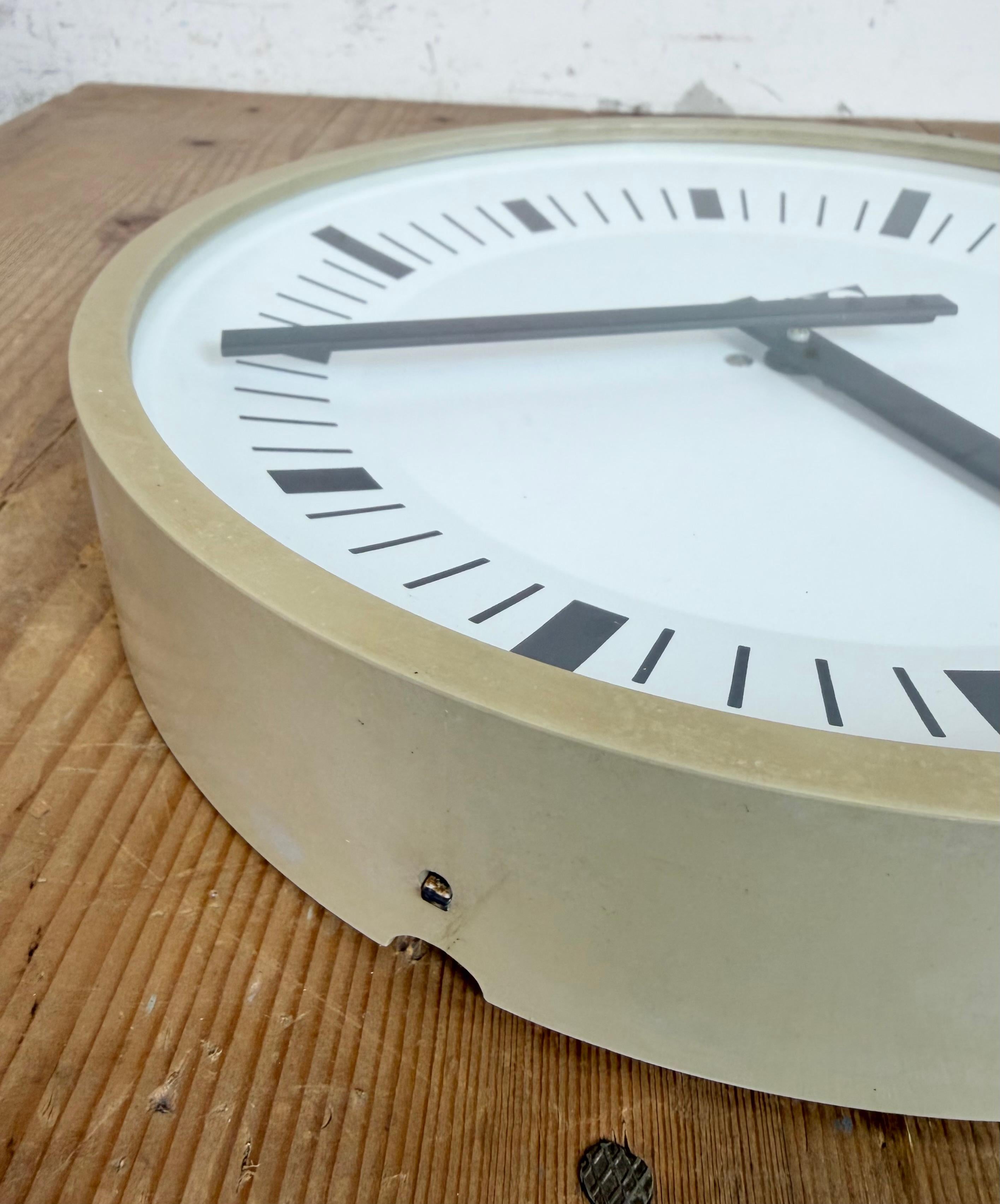 Industrial Beige Bakelite Wall Clock From Pragotron, 1970s For Sale 9