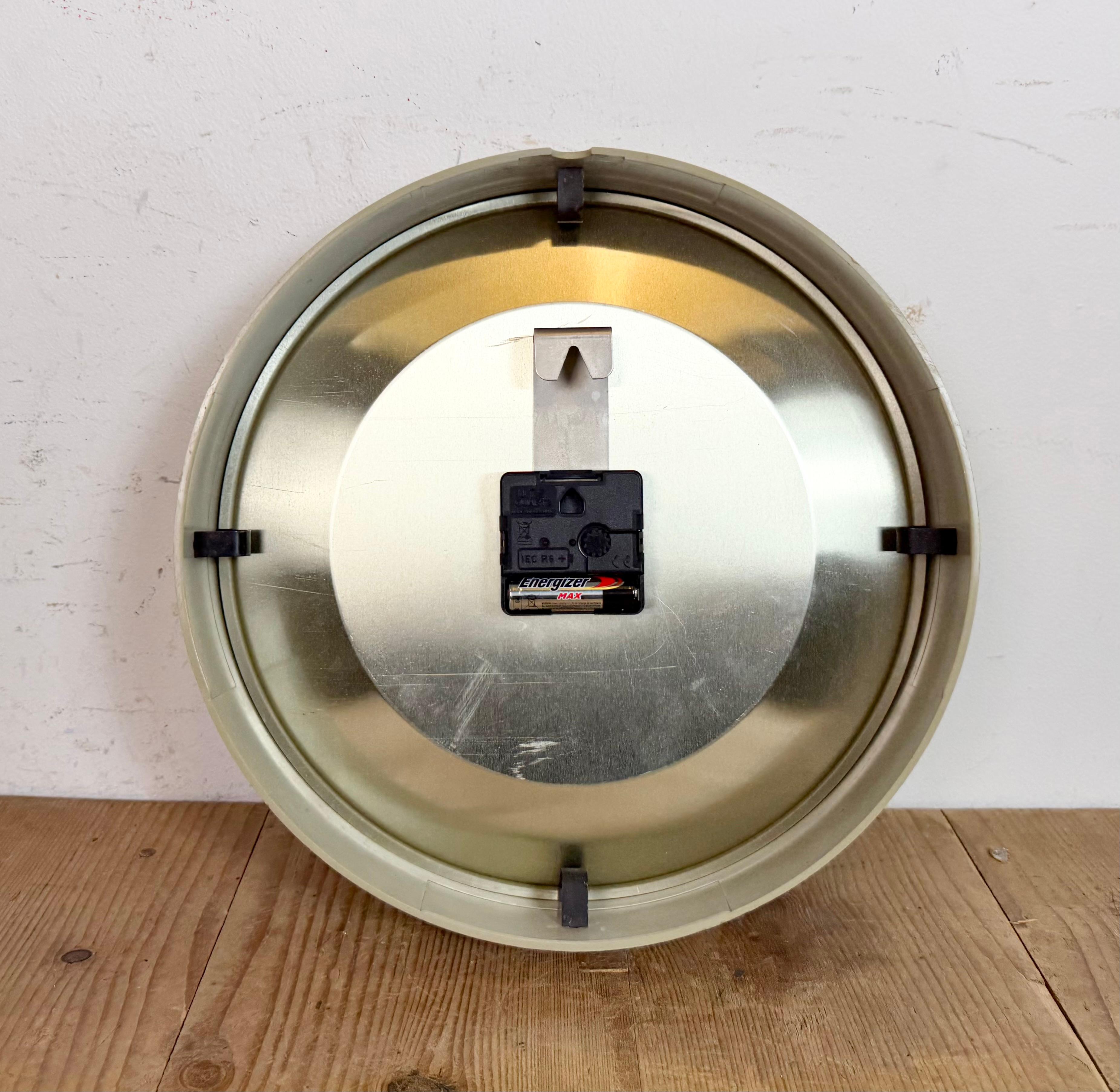 Industrial Beige Bakelite Wall Clock From Pragotron, 1970s For Sale 10