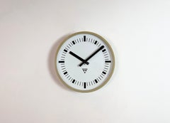 Orologio da parete industriale in bachelite beige di Pragotron, anni '70