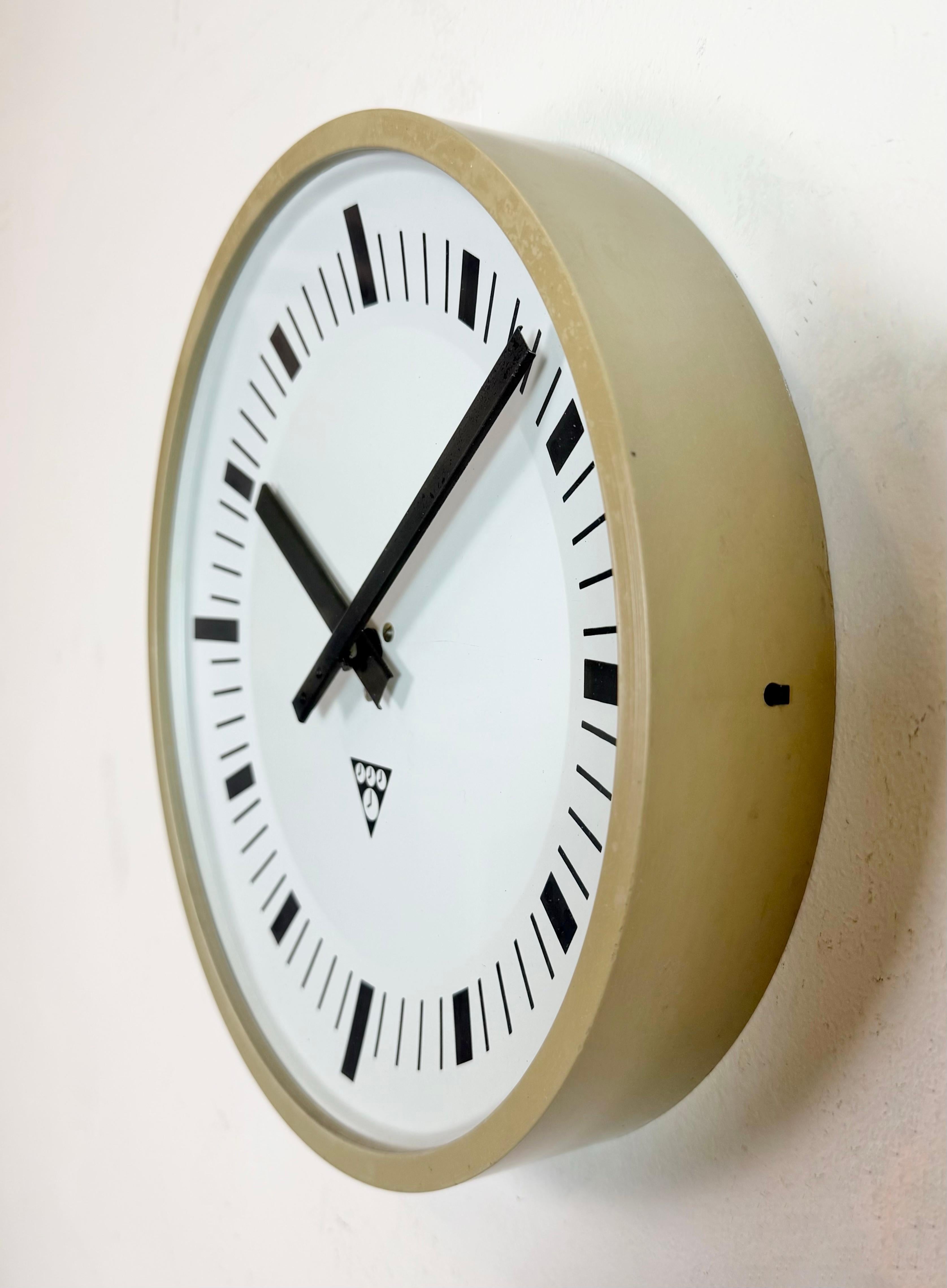 Industrial Beige Bakelite Wall Clock From Pragotron, 1970s In Good Condition For Sale In Kojetice, CZ