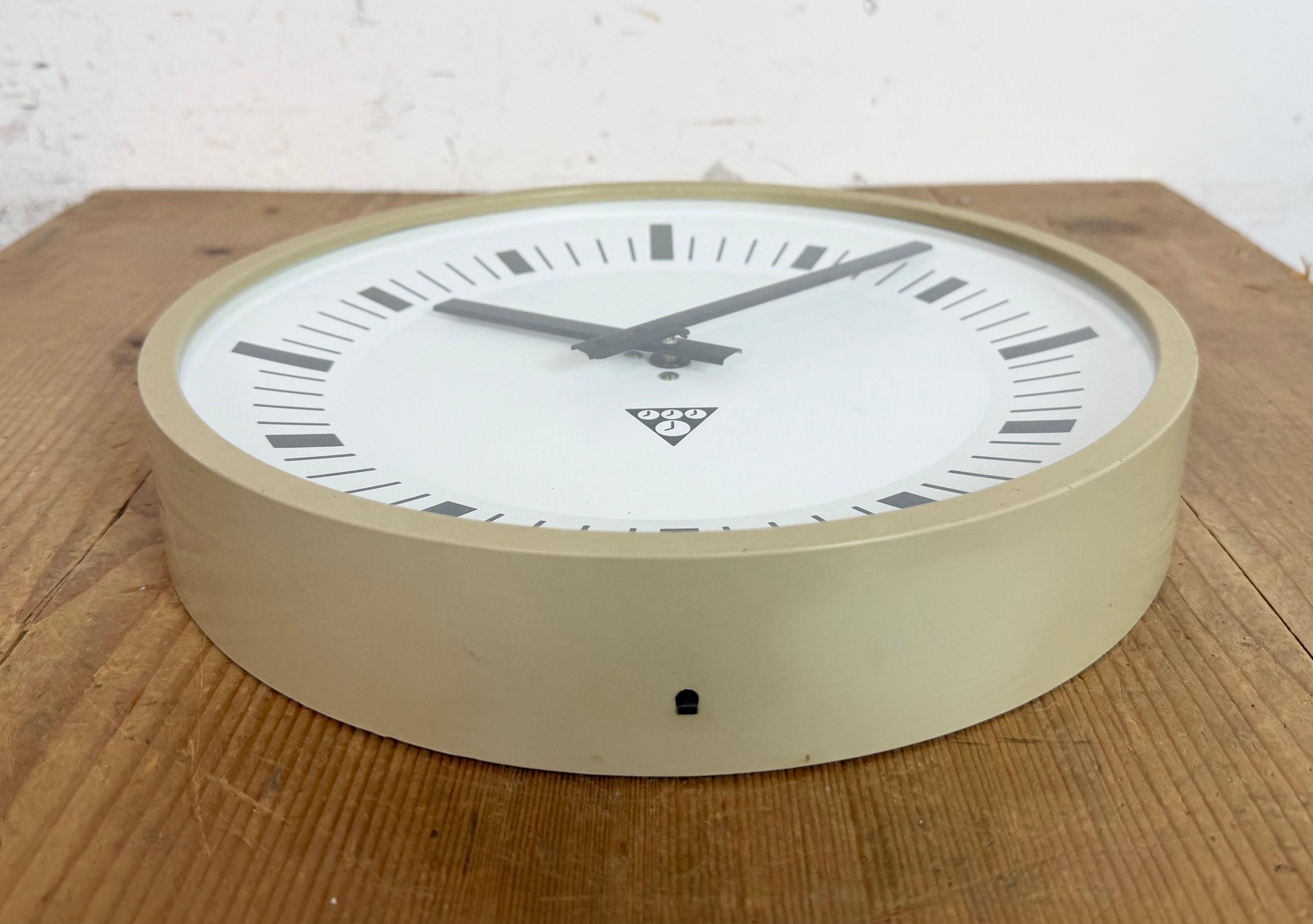 Industrial Beige Bakelite Wall Clock From Pragotron, 1970s For Sale 2