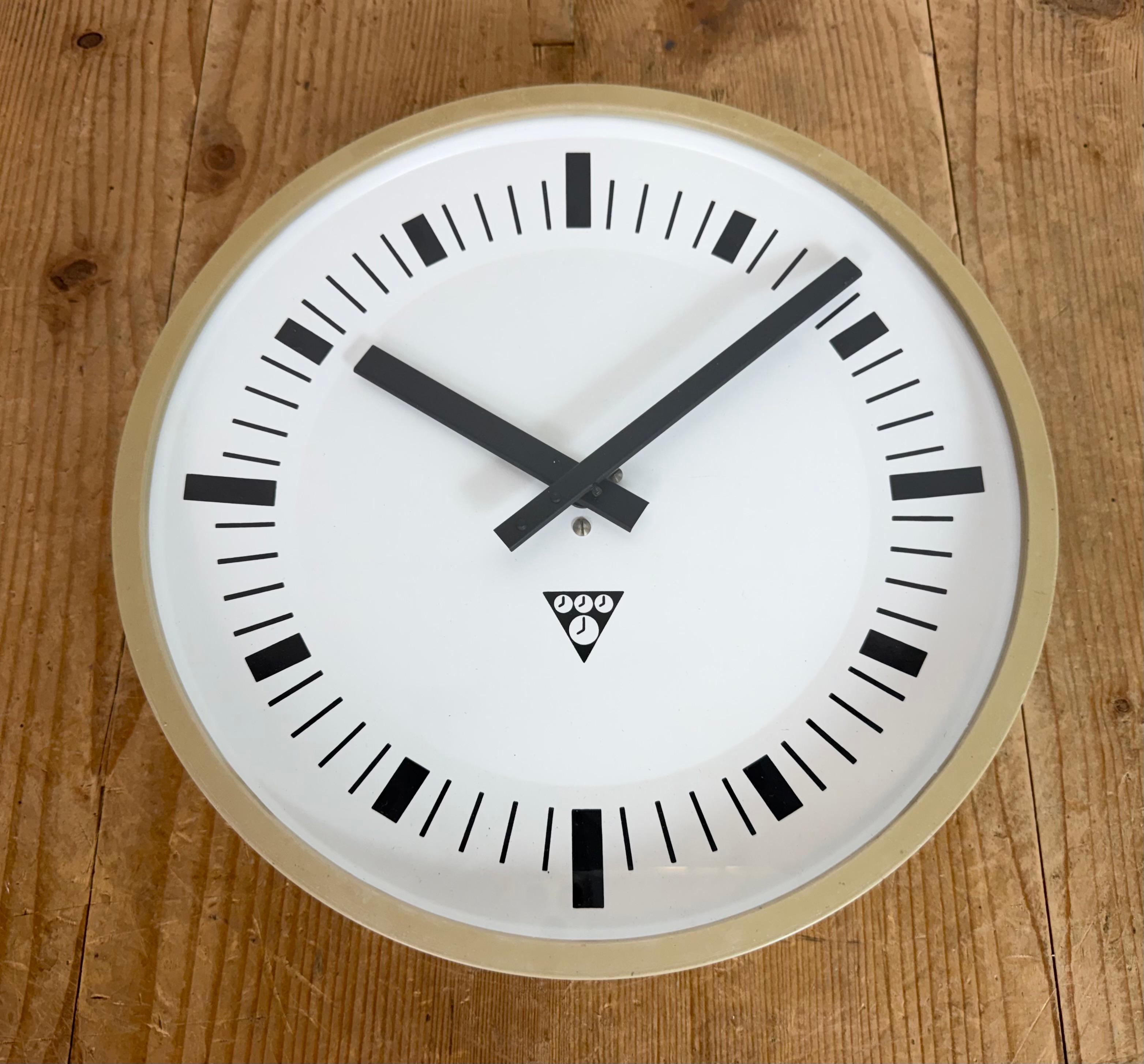 Industrial Beige Bakelite Wall Clock From Pragotron, 1970s For Sale 3
