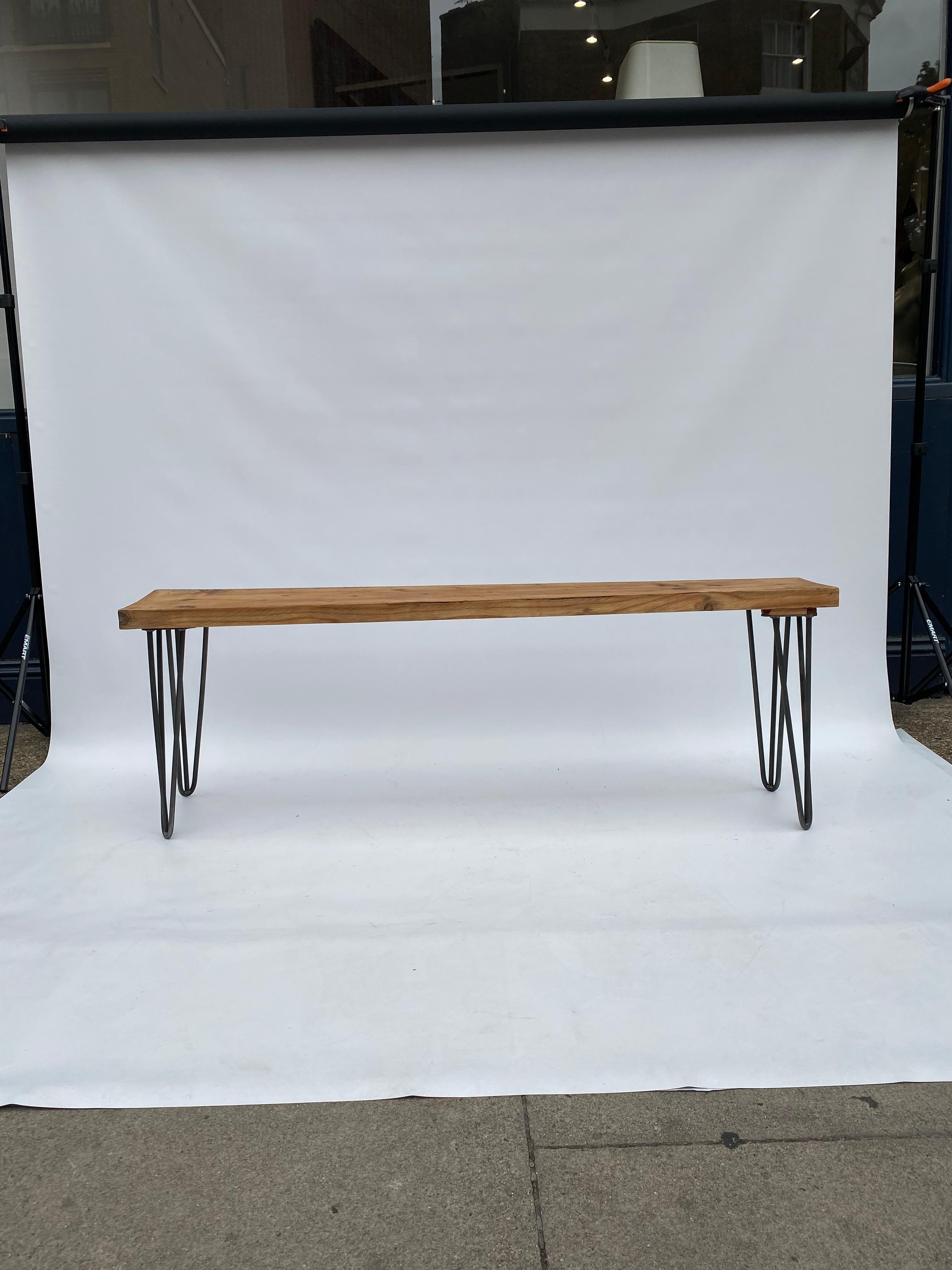 Britannique Banc industriel Pieds en épingle à cheveux Wood Midcentury Modern 1980 garden seat Vintage 1 en vente