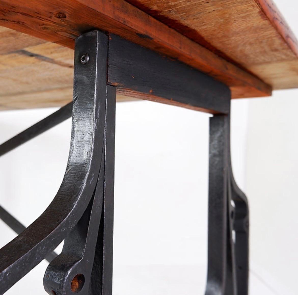 Industrieller Bistrotisch aus Holz und Schmiedeeisen im Angebot 3