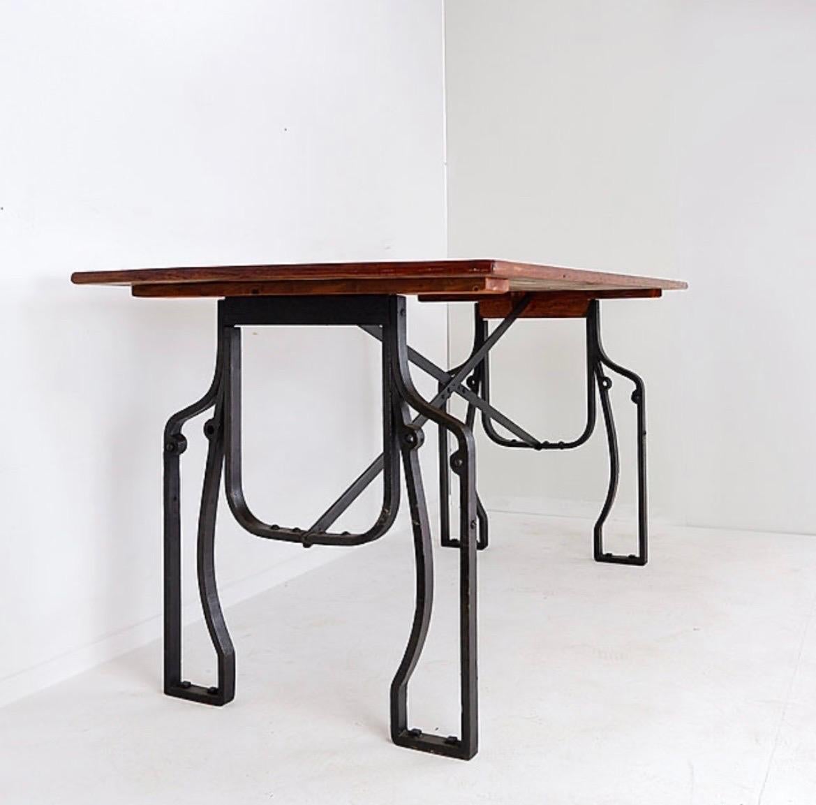Industrieller Bistrotisch aus Holz und Schmiedeeisen im Angebot 6