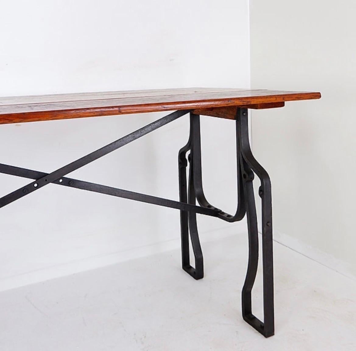 Industrieller Bistrotisch aus Holz und Schmiedeeisen im Angebot 8