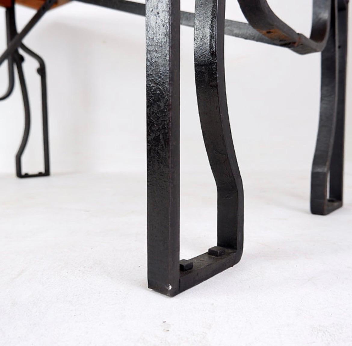 Industrieller Bistrotisch aus Holz und Schmiedeeisen im Angebot 2