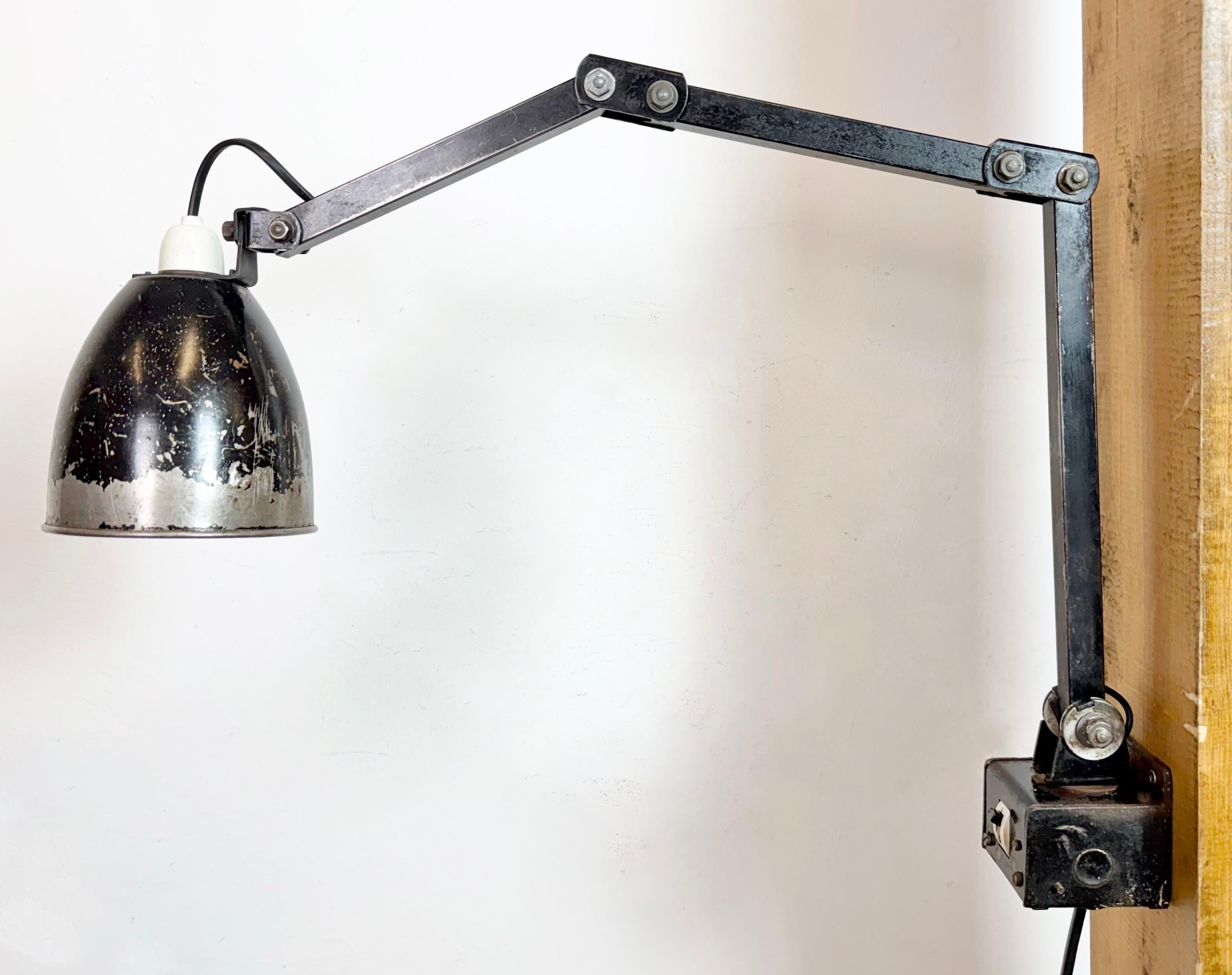 Industrial Black Adjustable Wall Lamp from Memlite, 1960s en venta 6