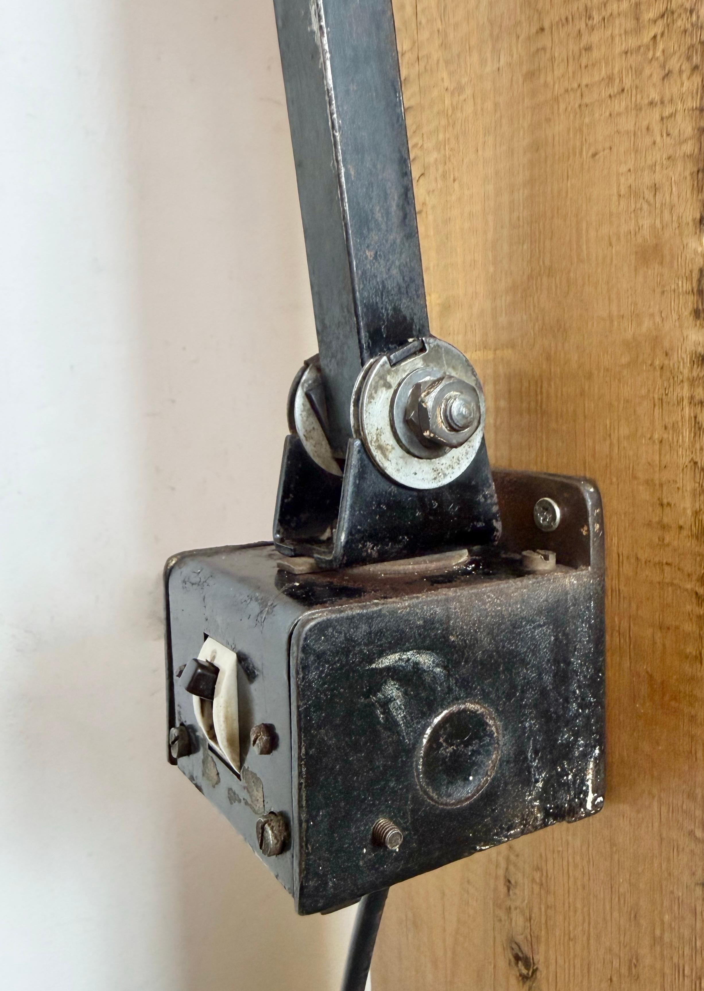 Industrial Black Adjustable Wall Lamp from Memlite, 1960s Británico en venta