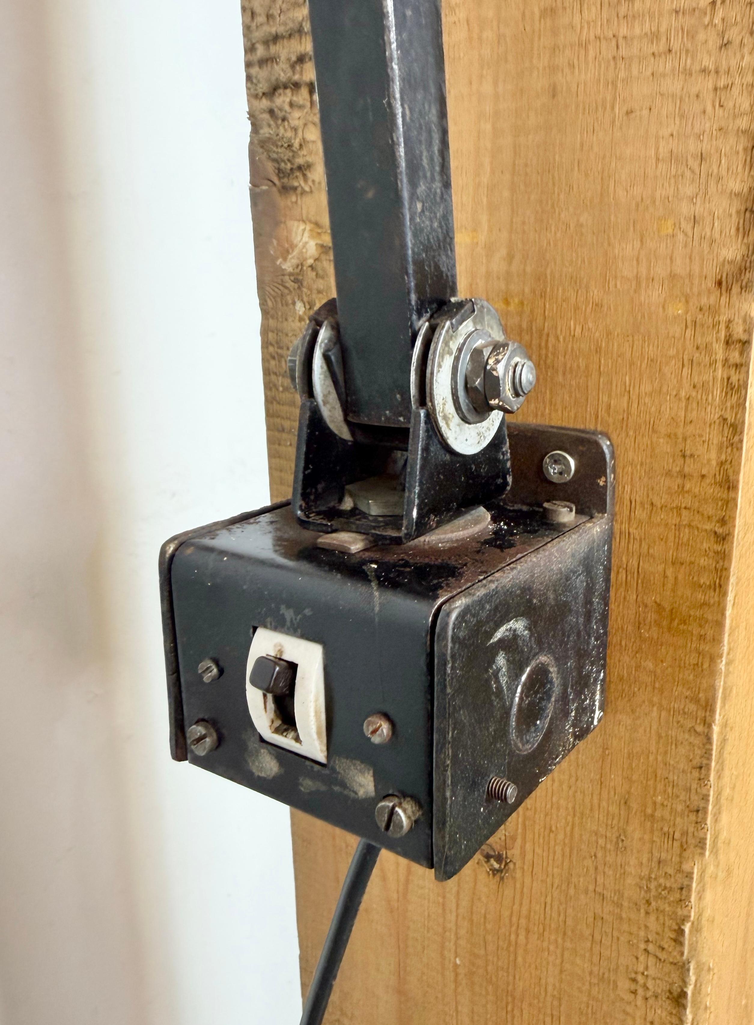 Industrial Black Adjustable Wall Lamp from Memlite, 1960s Metal en venta