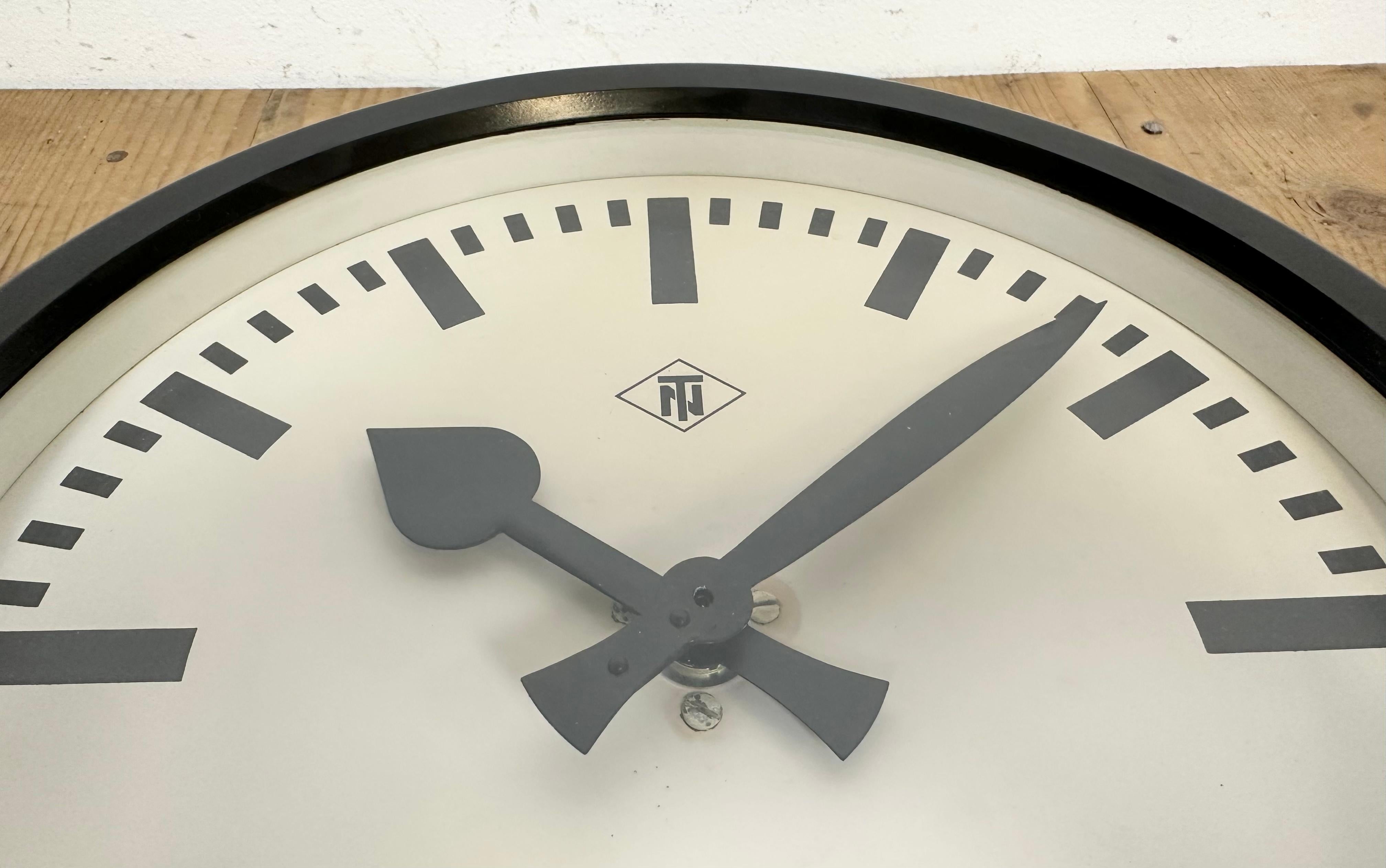 Horloge murale de station industrielle en bakélite noire du TN, années 1940 en vente 3