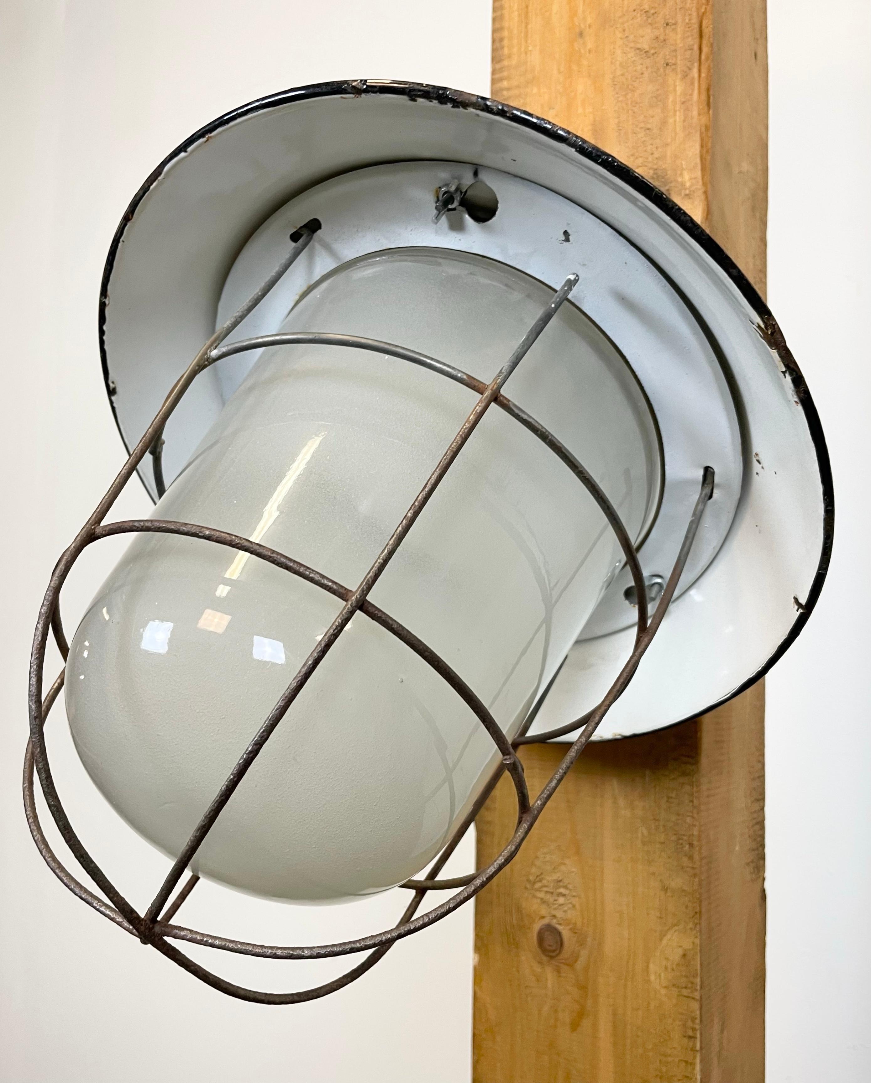 Industrielle schwarze Wandlampe aus Emaille und Gusseisen mit Eisengitter, 1960er Jahre im Angebot 6