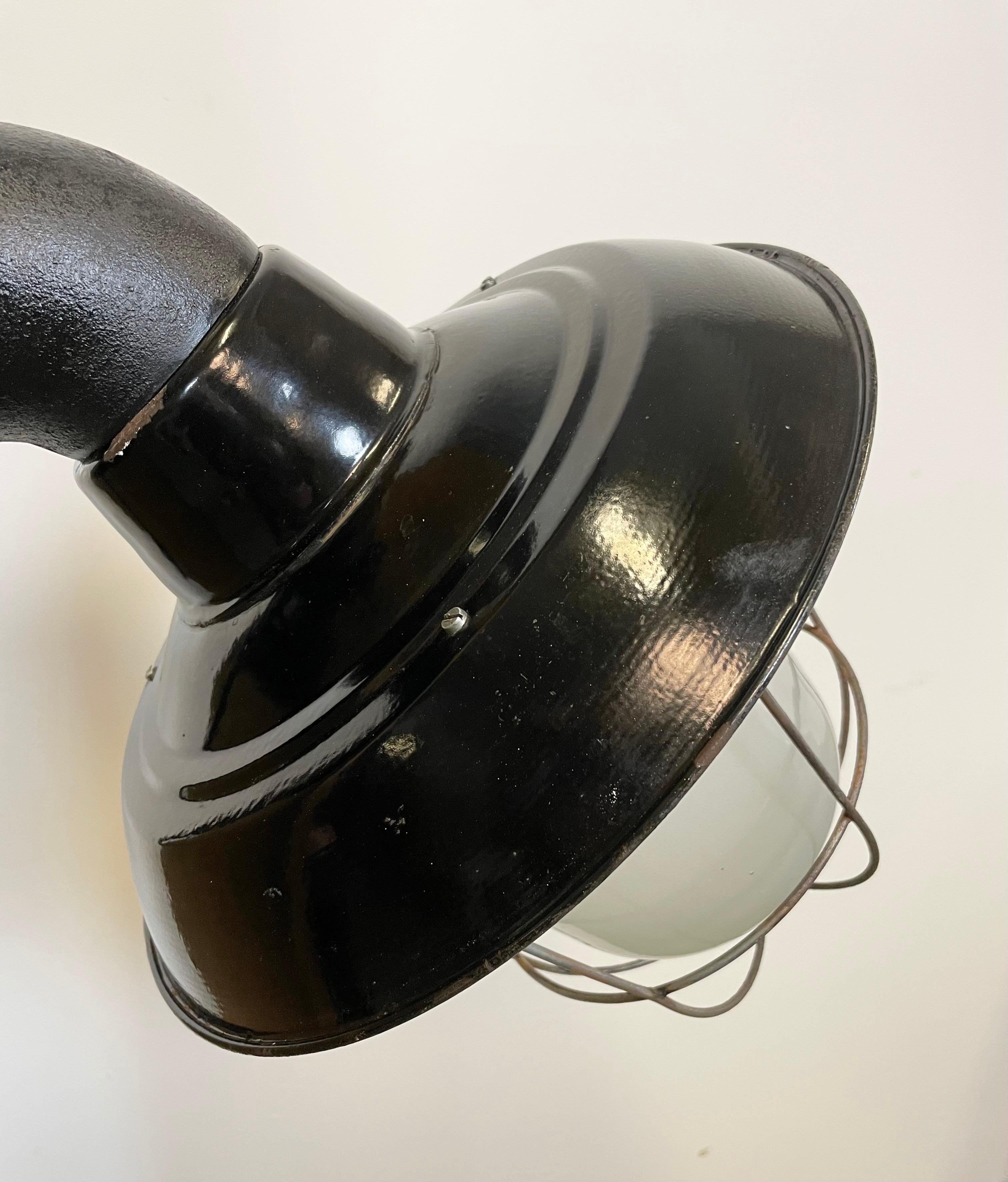 Industrielle schwarze Wandlampe aus Emaille und Gusseisen mit Eisengitter, 1960er Jahre im Angebot 3