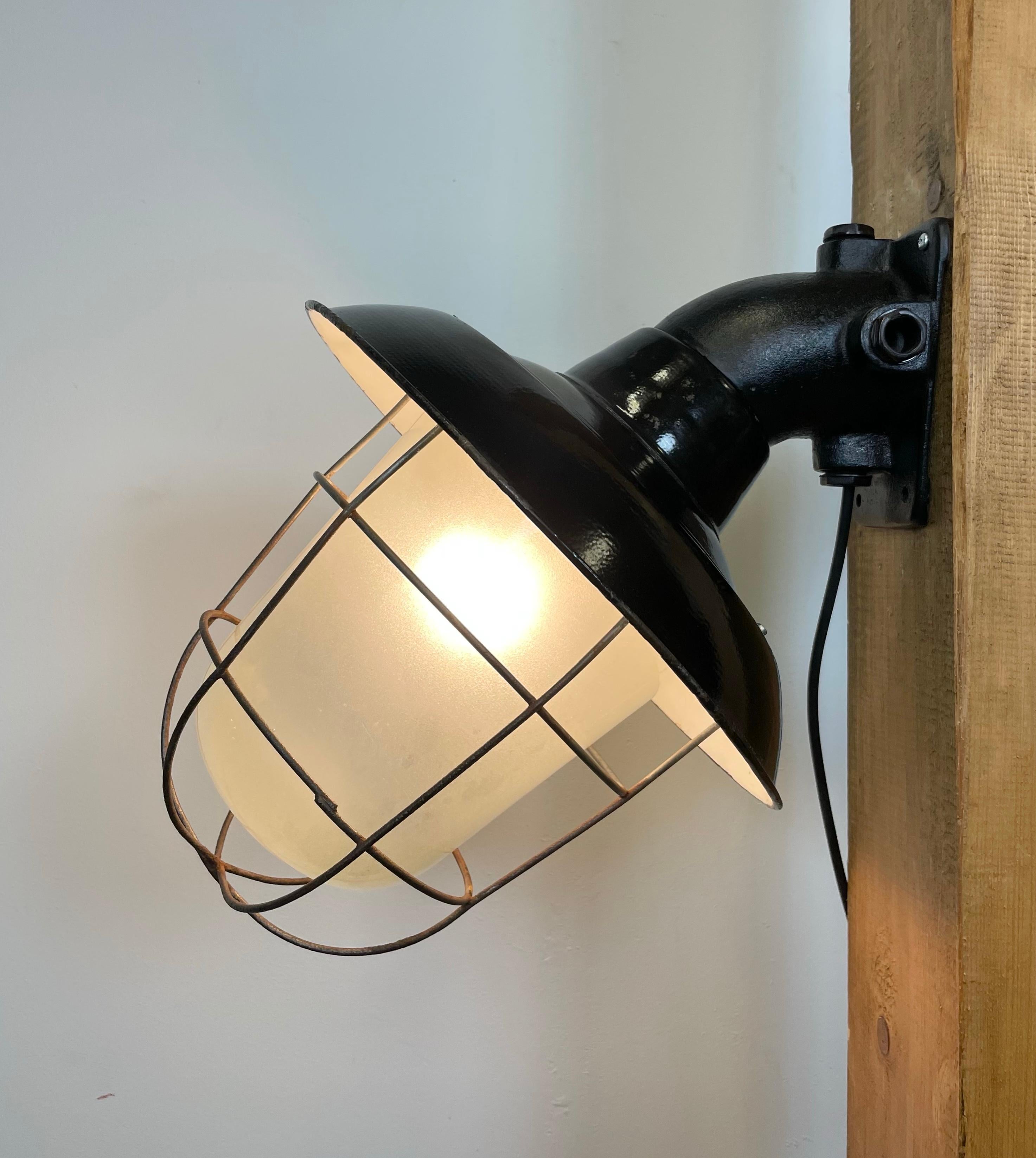 Industrial Black Enamel and Cast Iron Wall Lamp with Iron Grid, 1960s For Sale 4