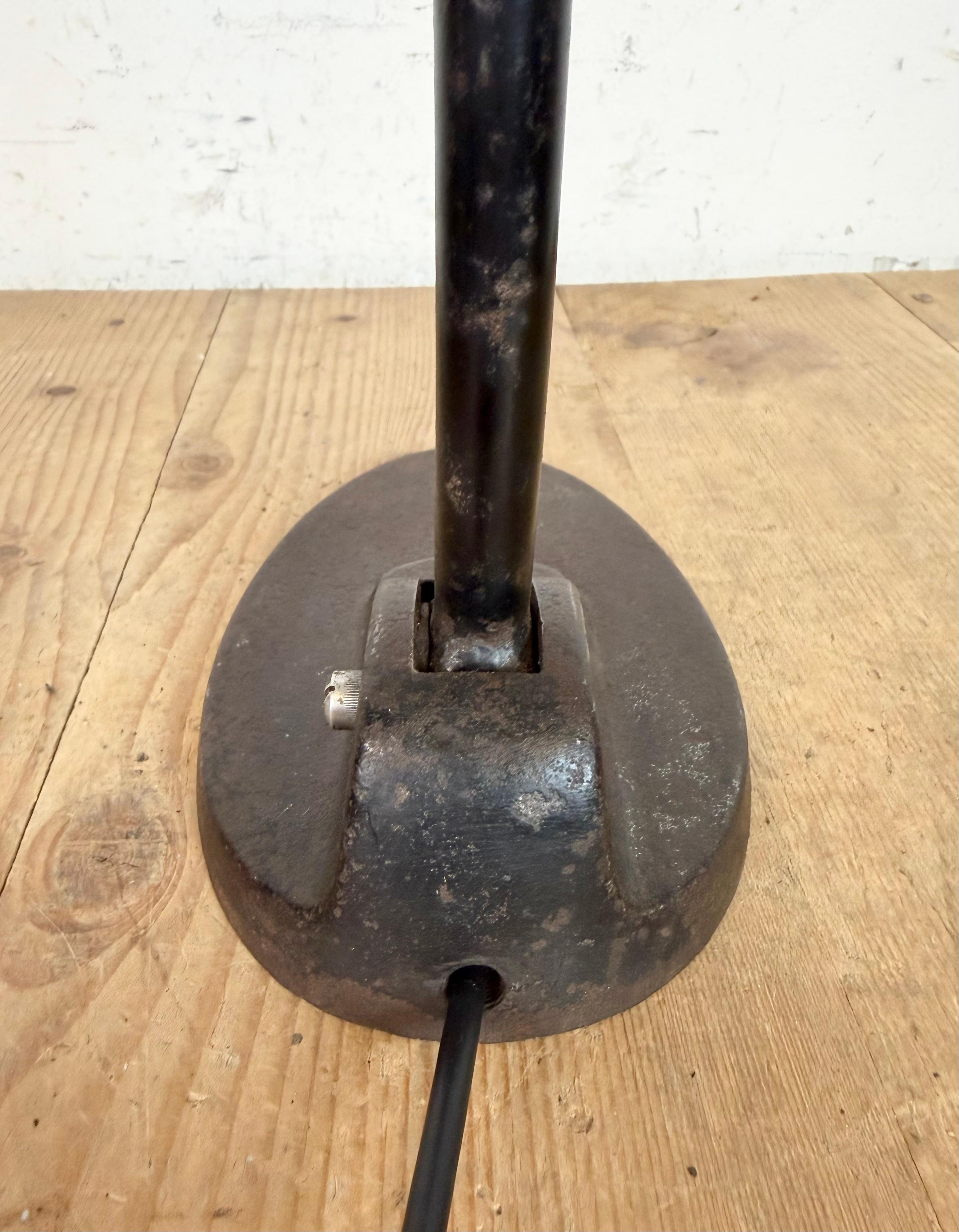 Industrial Black Enamel Bauhaus Desk Lamp, 1930s en venta 8