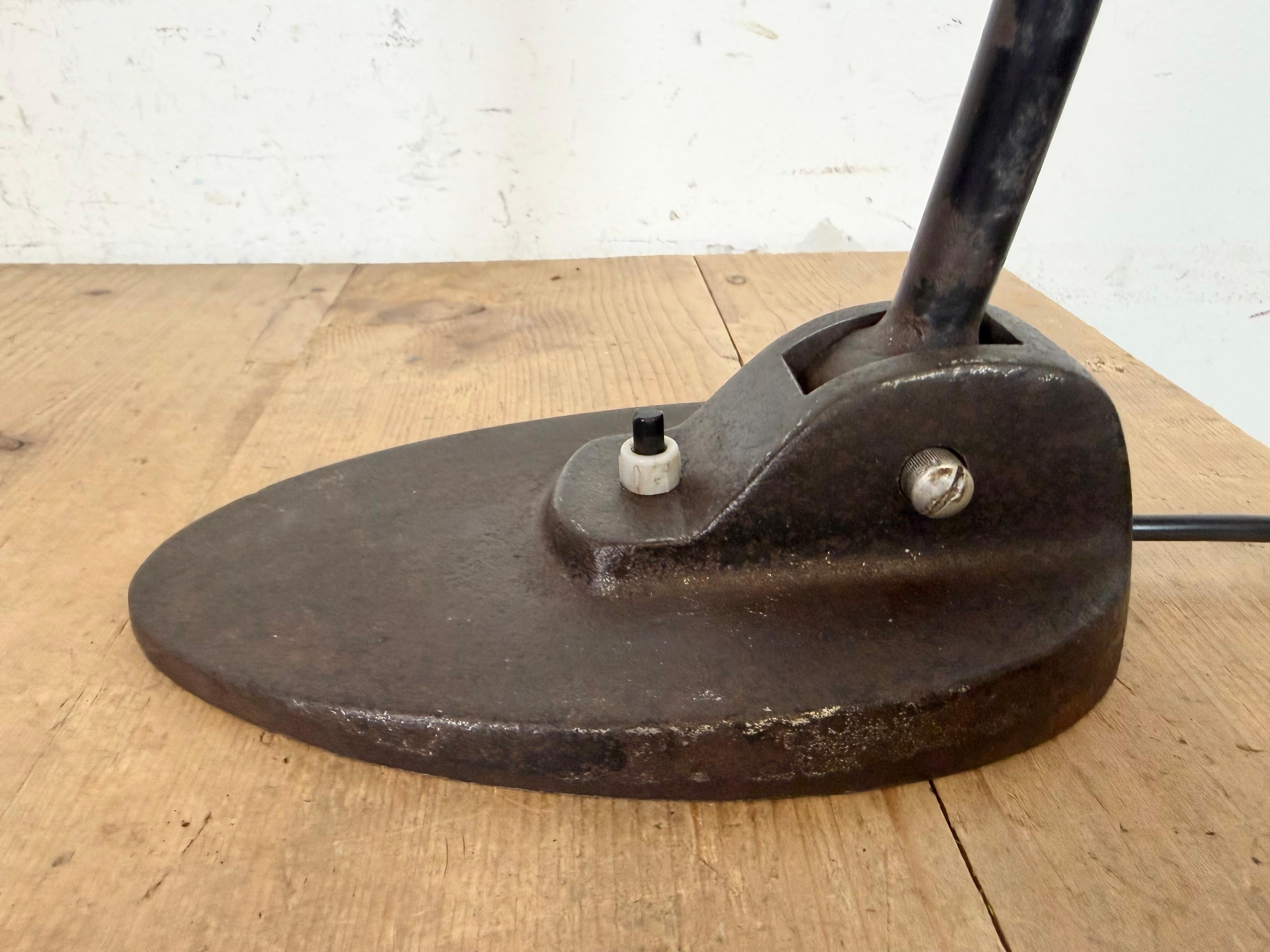 Industrial Black Enamel Bauhaus Desk Lamp, 1930s en Bueno estado para la venta en Kojetice, CZ