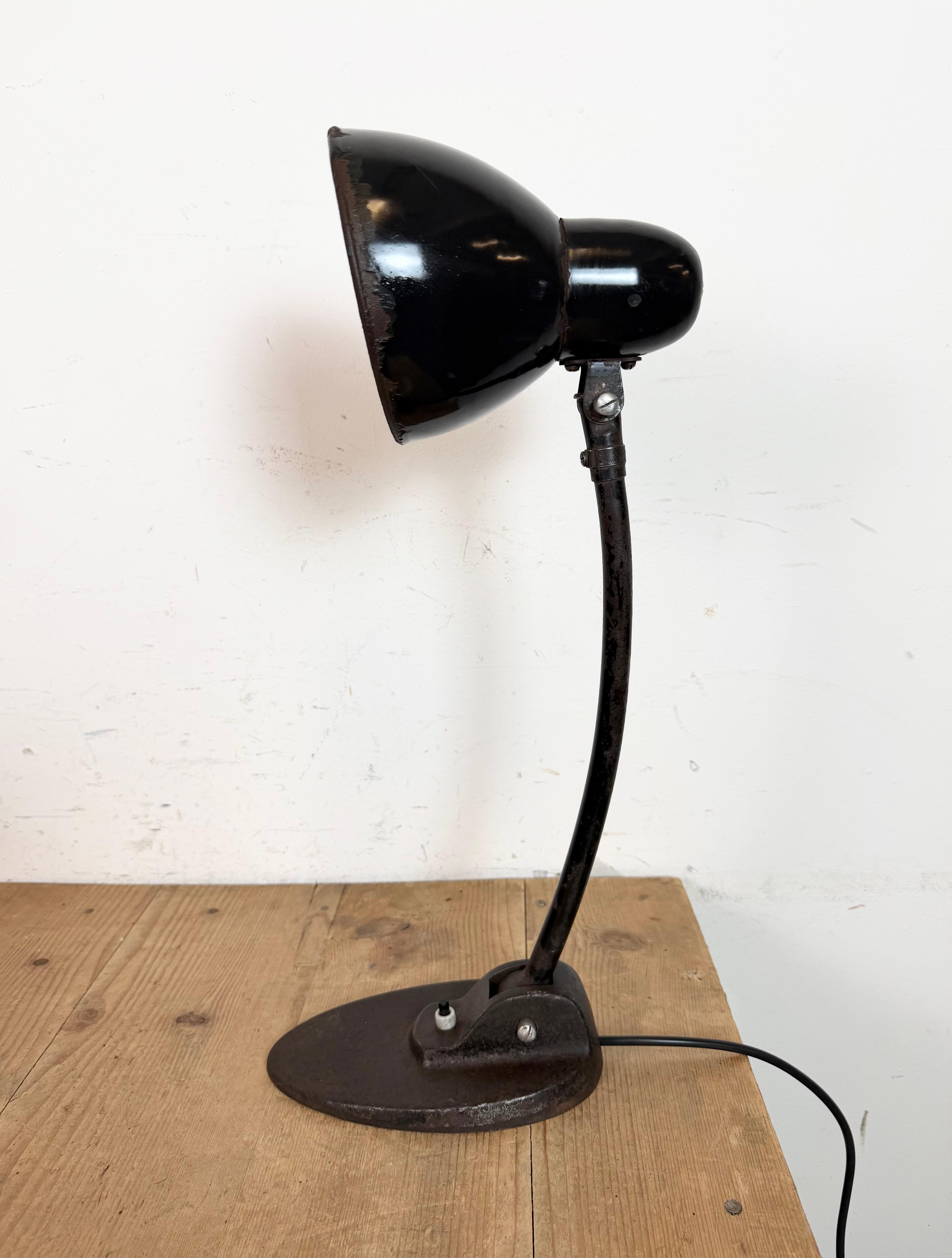 Industrial Black Enamel Bauhaus Desk Lamp, 1930s siglo XX en venta