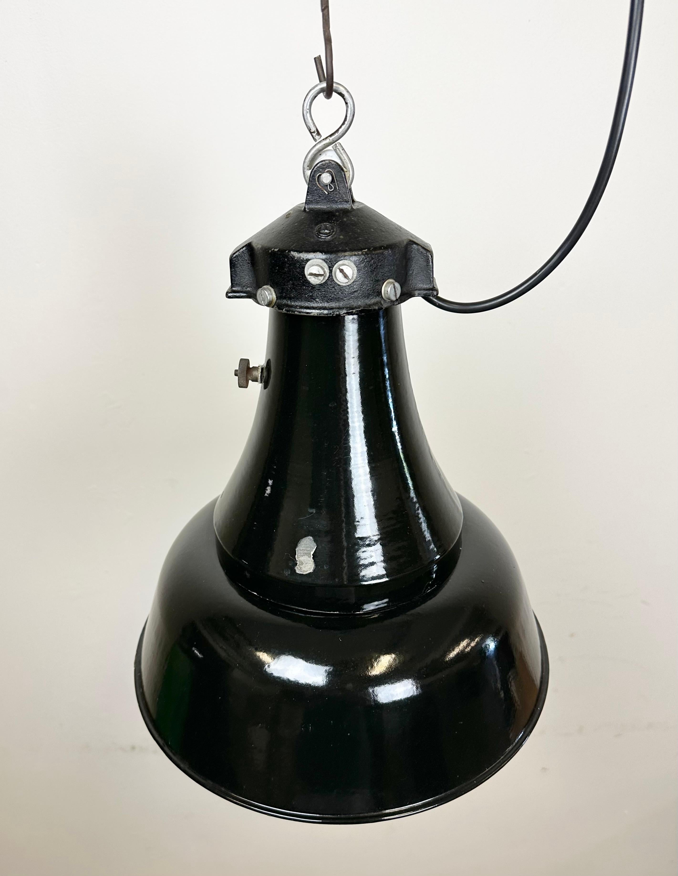 Lampe suspendue industrielle Bauhaus en émail noir, années 1930 en vente 2