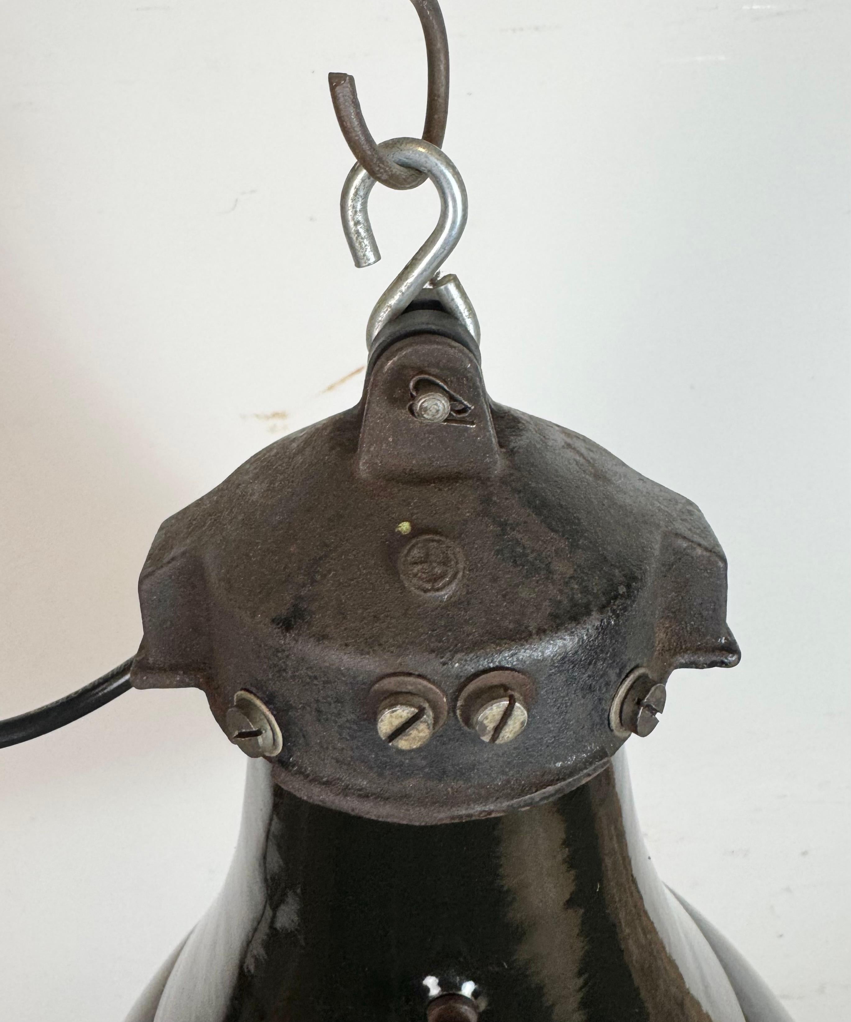 Lampe suspendue industrielle en émail noir Bauhaus, années 1930 en vente 3