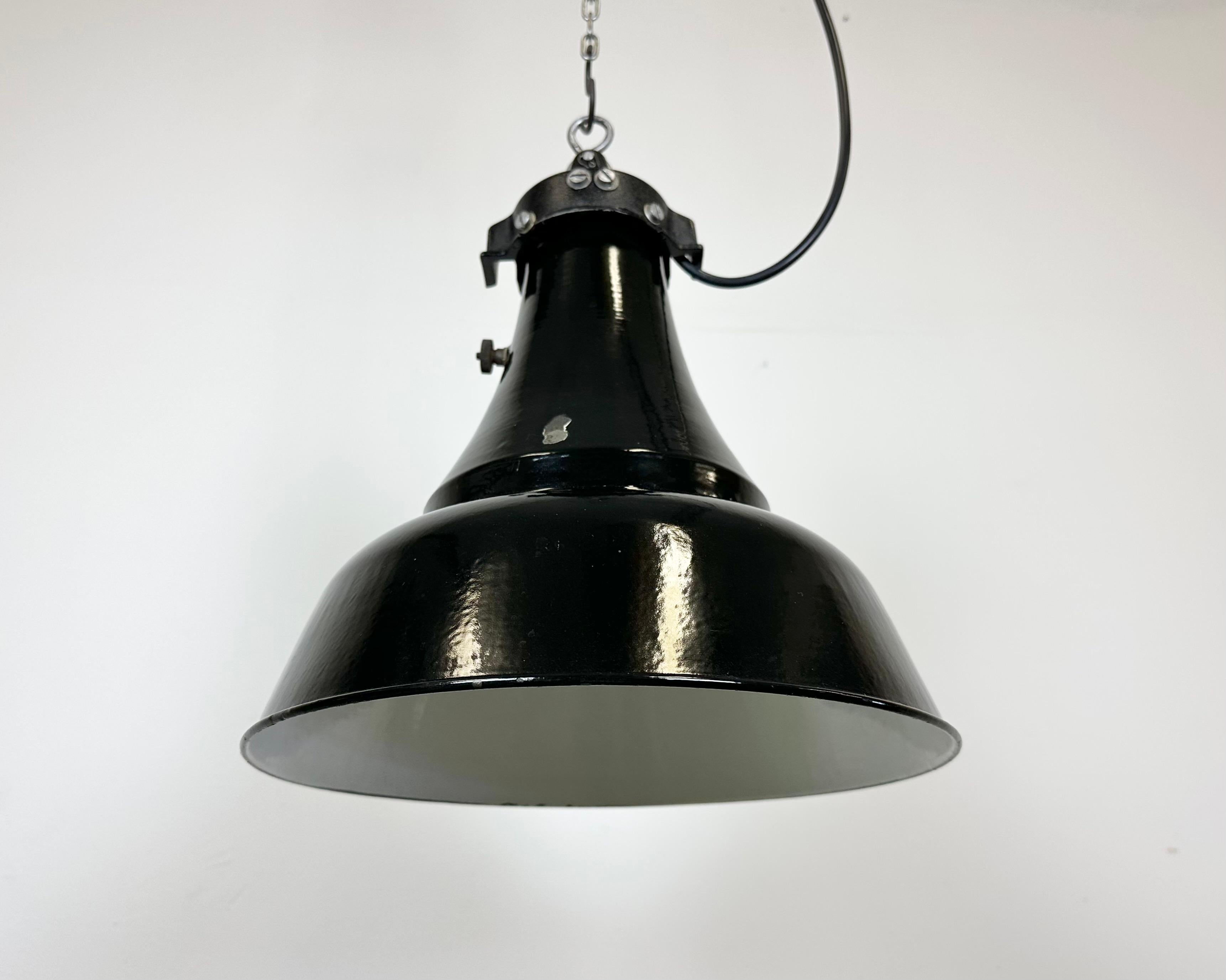 Lampe suspendue industrielle Bauhaus en émail noir, années 1930 en vente 3