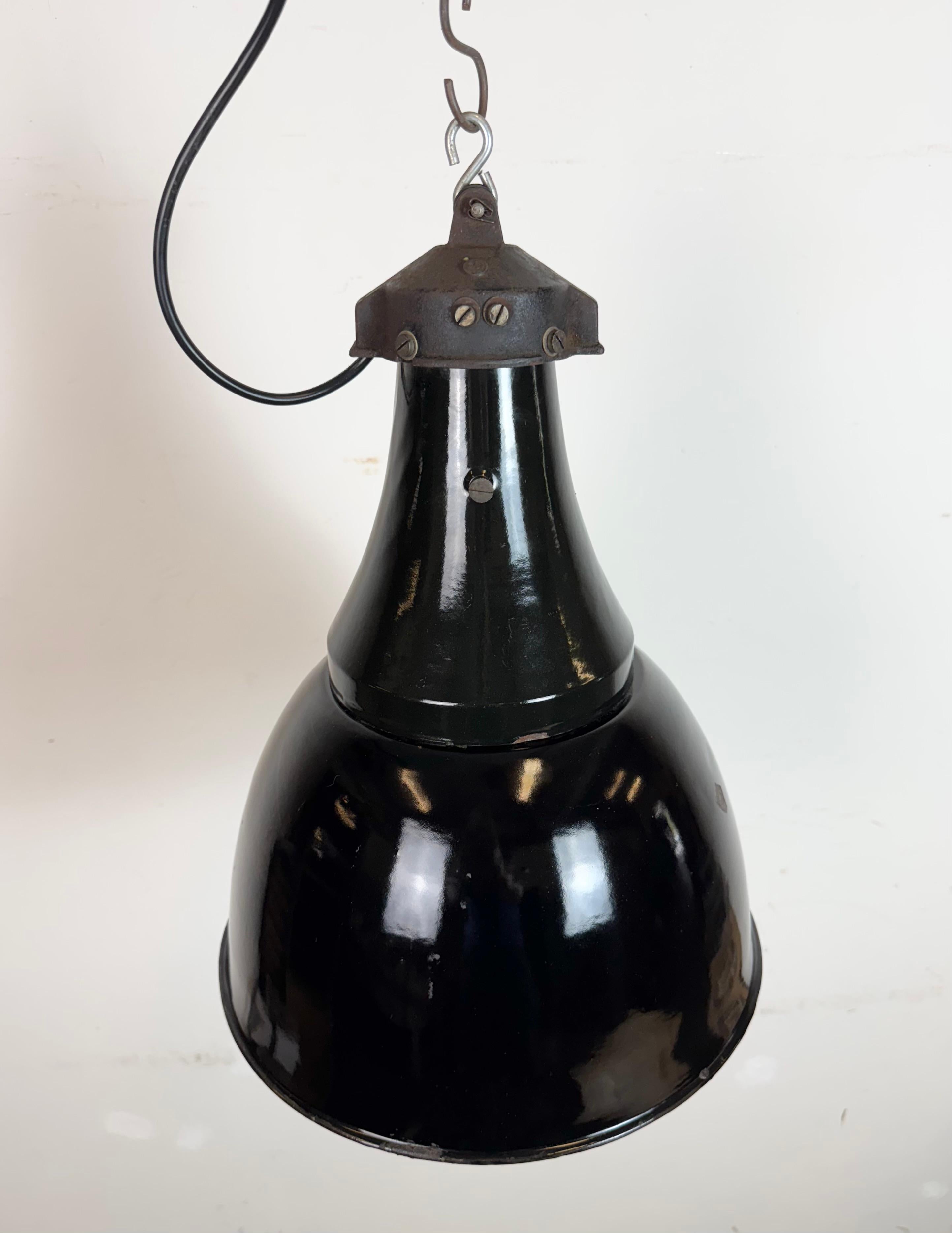 Lampe suspendue industrielle en émail noir Bauhaus, années 1930 en vente 4