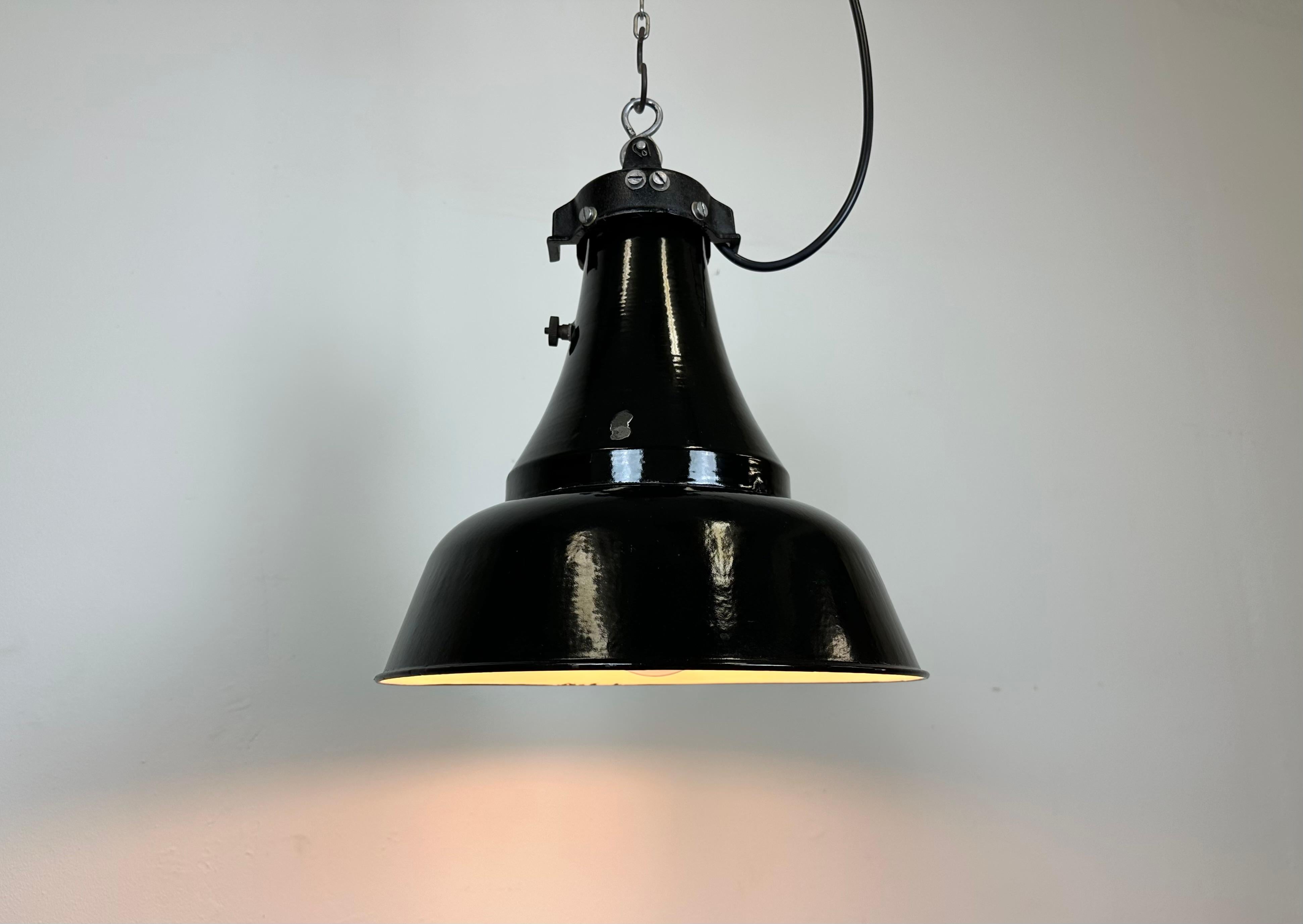 Lampe suspendue industrielle Bauhaus en émail noir, années 1930 en vente 4
