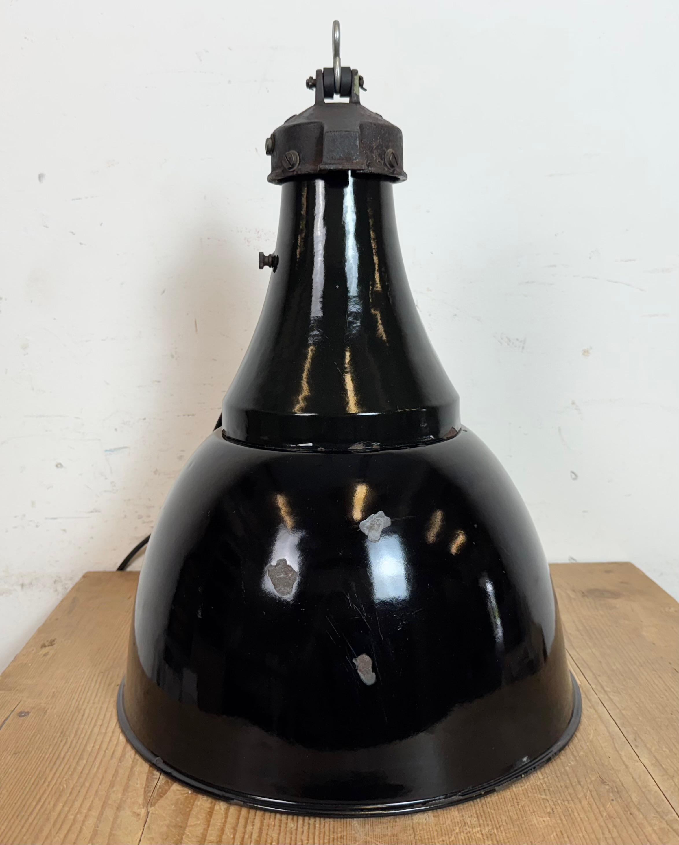 Lampe suspendue industrielle en émail noir Bauhaus, années 1930 en vente 5
