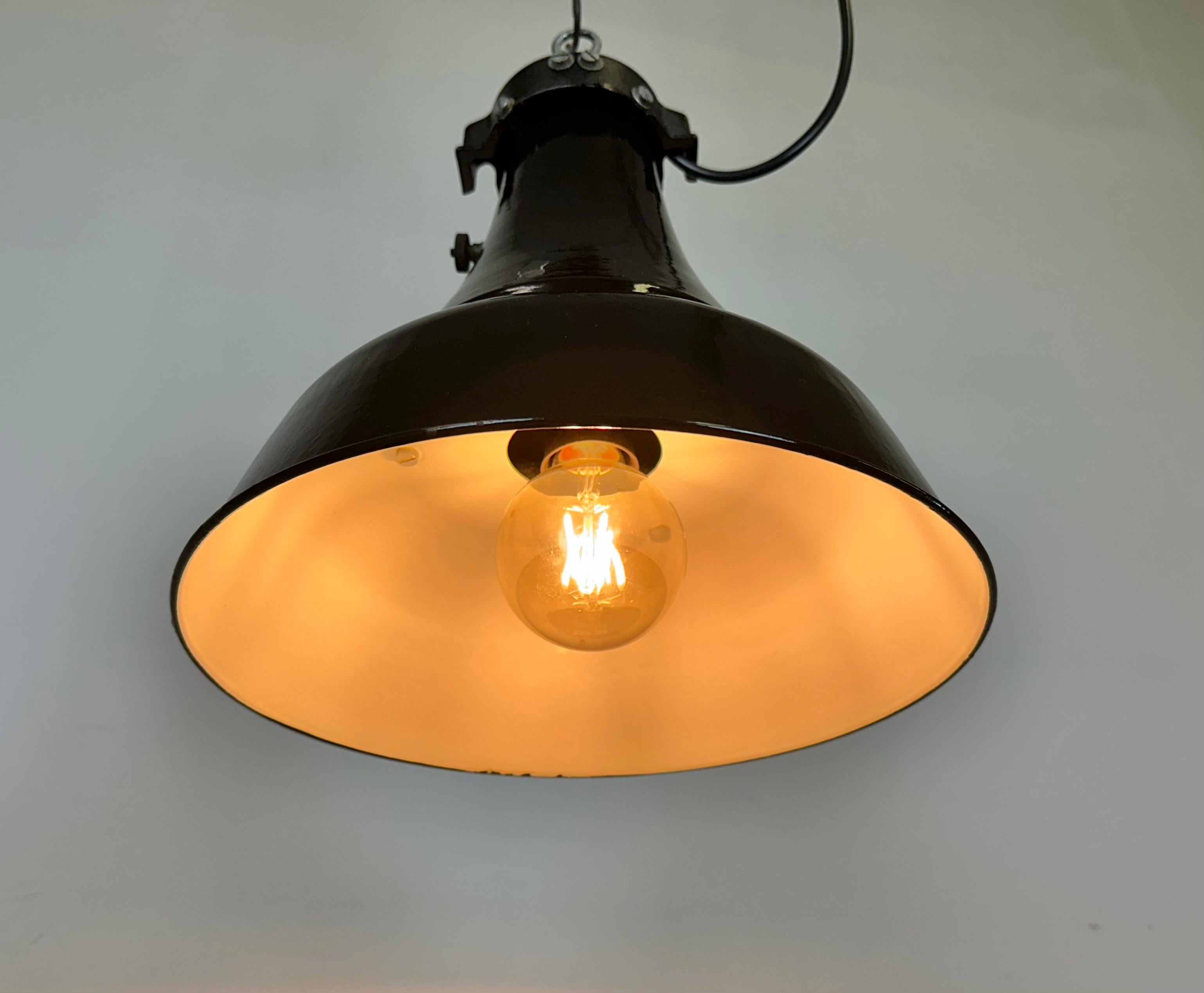 Lampe suspendue industrielle Bauhaus en émail noir, années 1930 en vente 5