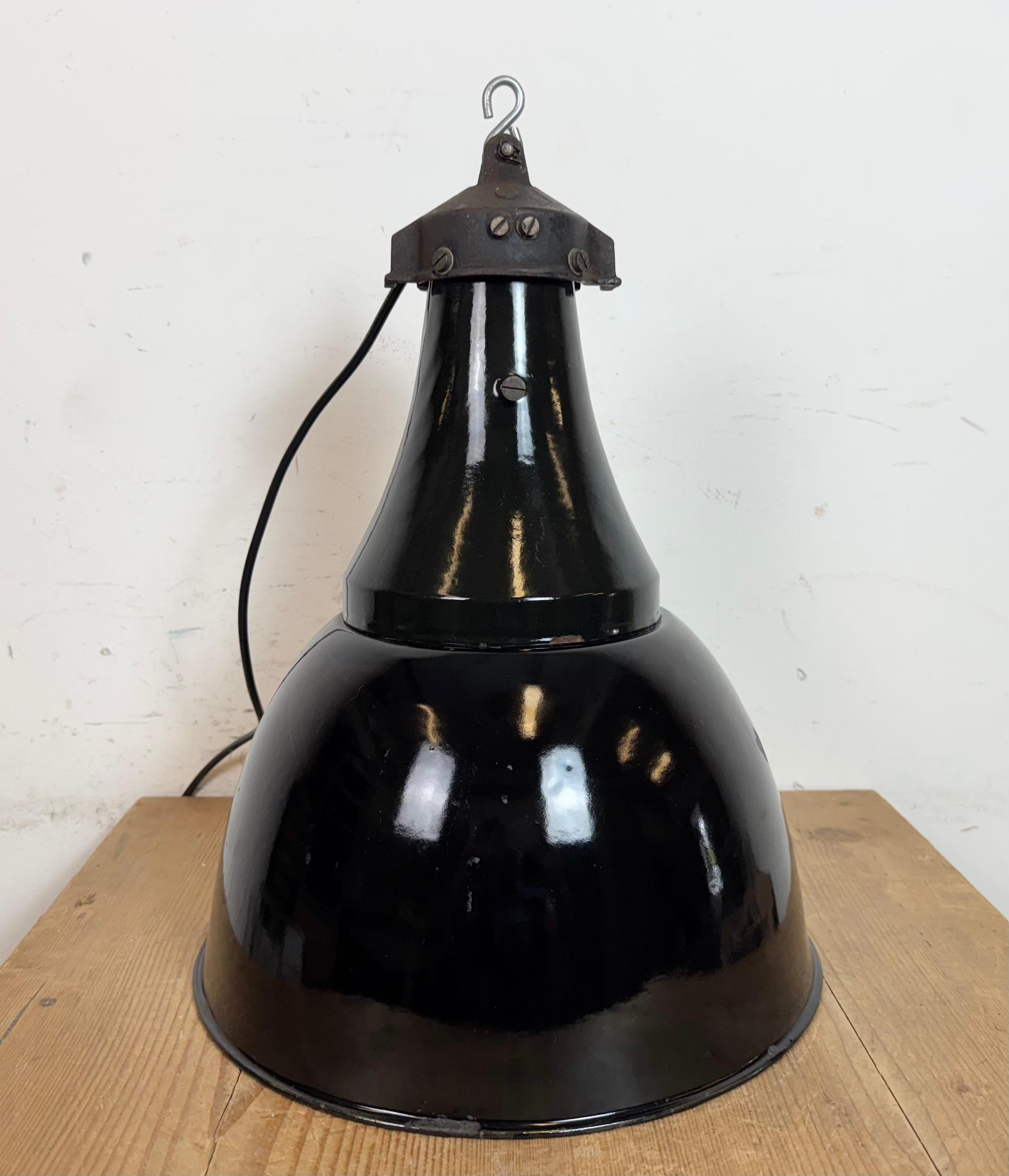 Lampe suspendue industrielle en émail noir Bauhaus, années 1930 en vente 6