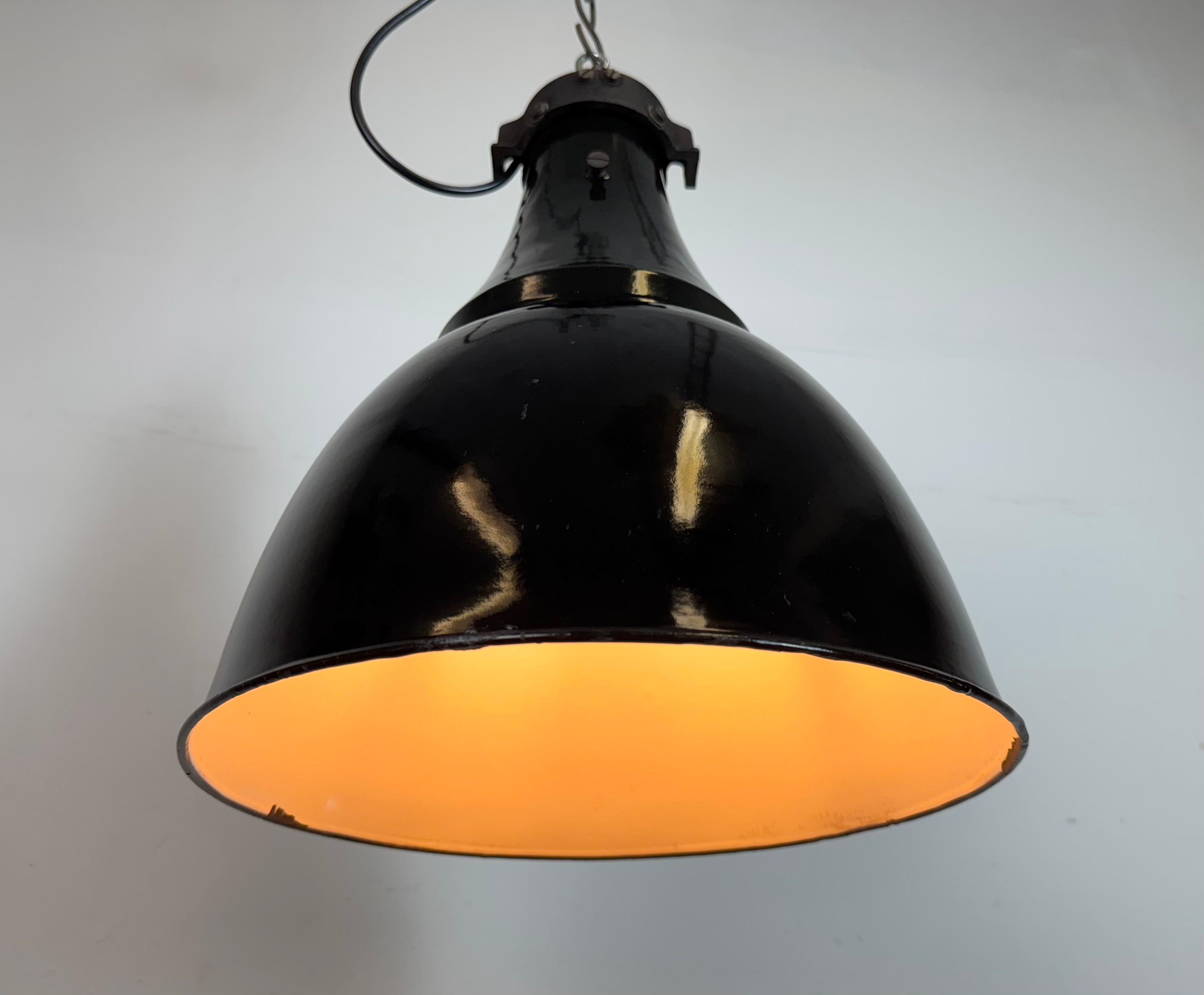 Lampe suspendue industrielle en émail noir Bauhaus, années 1930 en vente 7