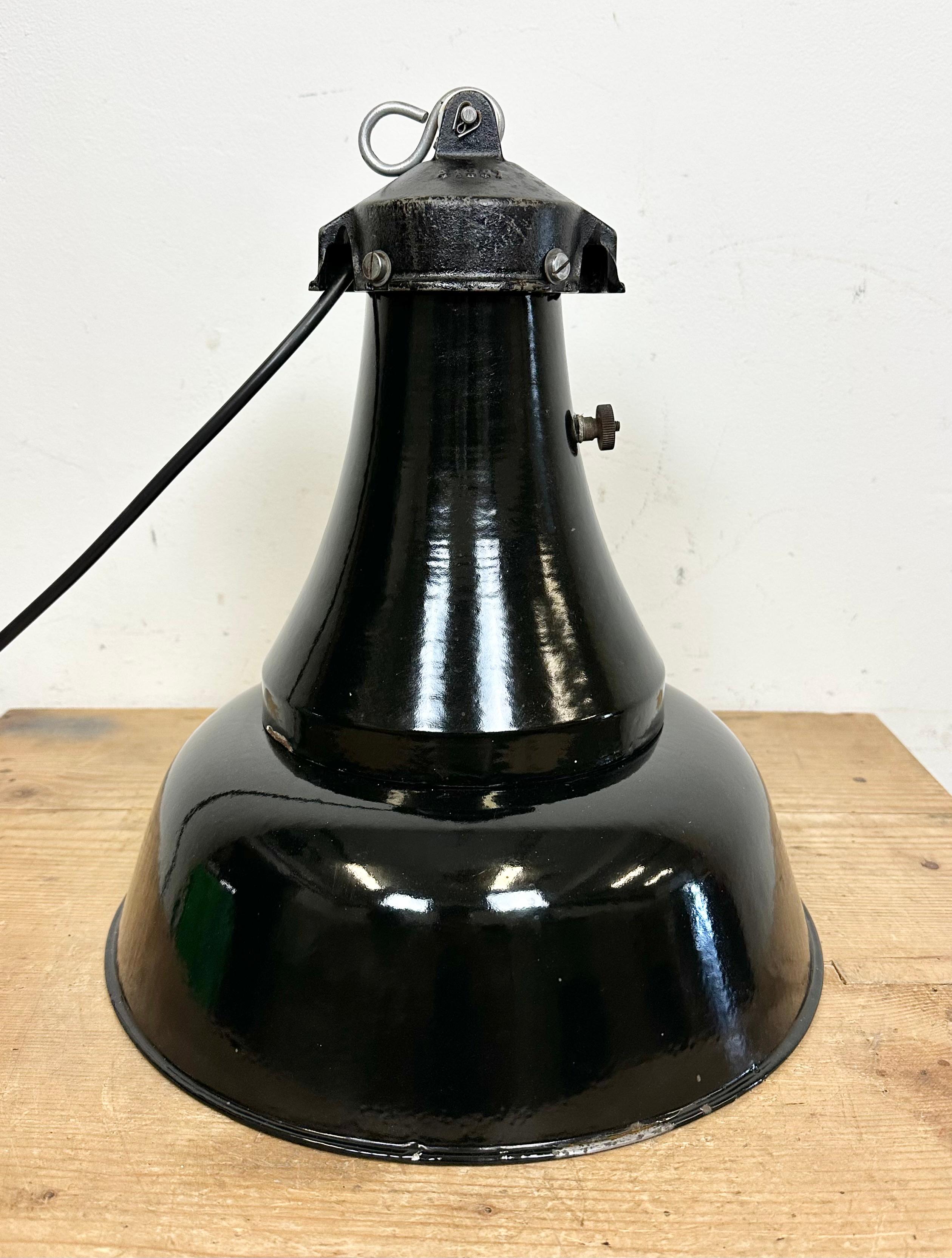 Lampe suspendue industrielle Bauhaus en émail noir, années 1930 en vente 7