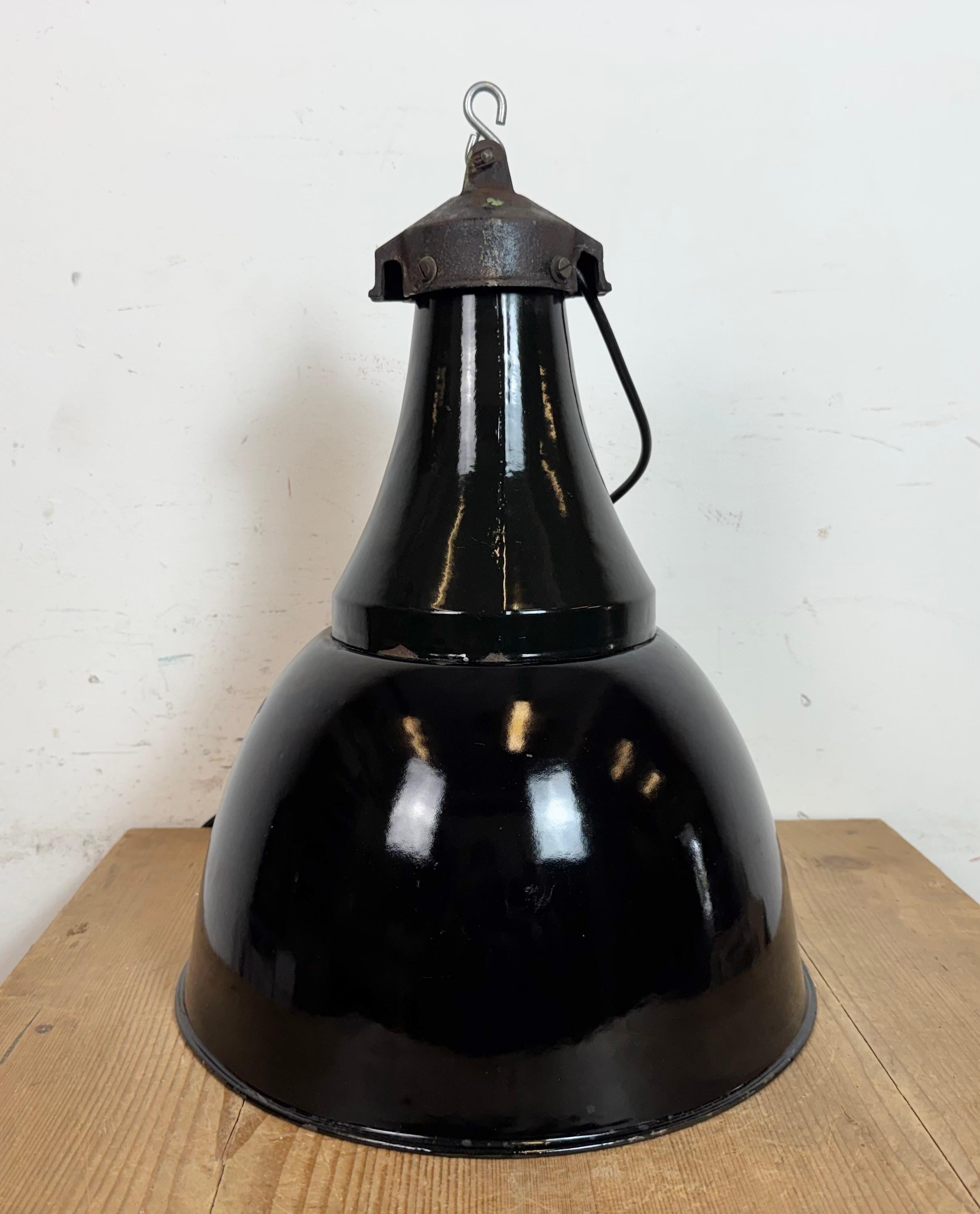 Lampe suspendue industrielle en émail noir Bauhaus, années 1930 en vente 8