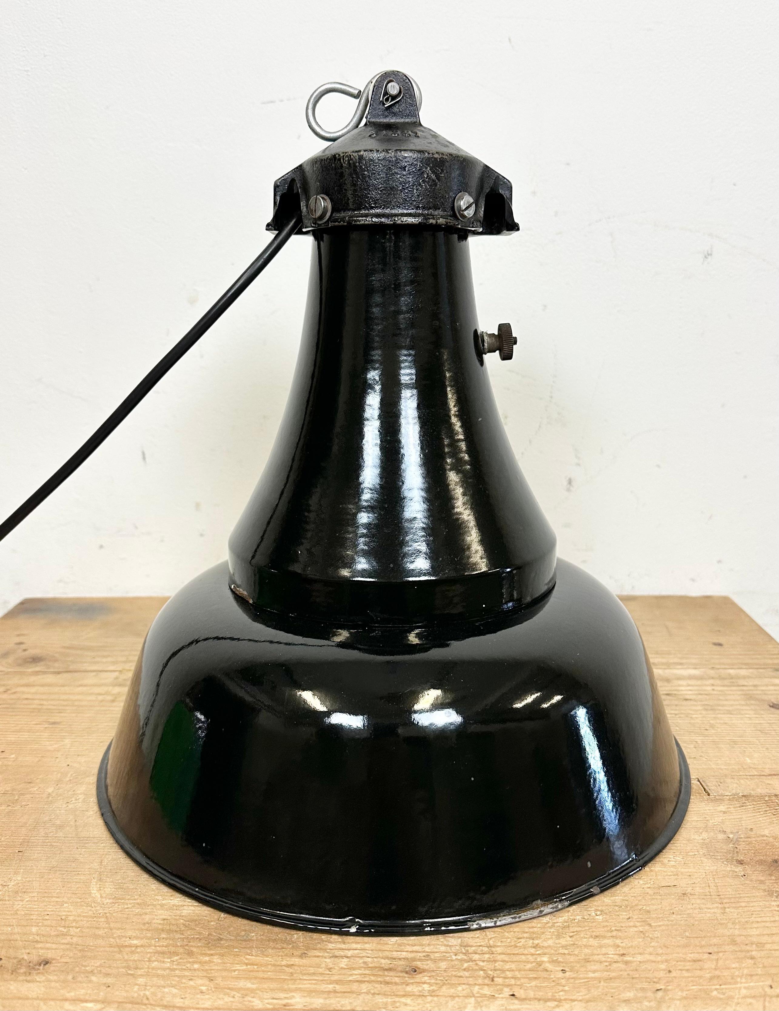 Lampe suspendue industrielle Bauhaus en émail noir, années 1930 en vente 8