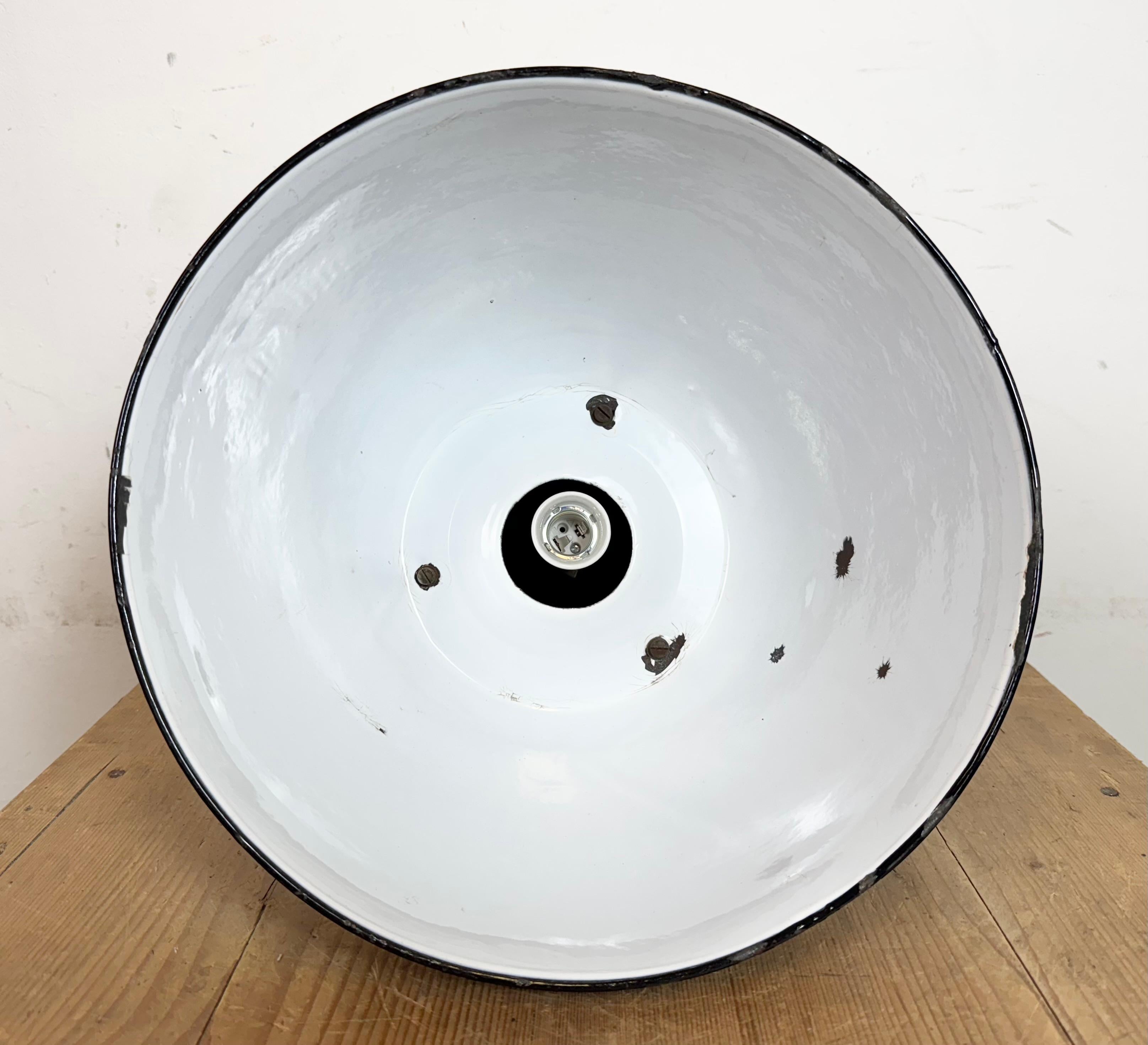 Lampe suspendue industrielle en émail noir Bauhaus, années 1930 en vente 9