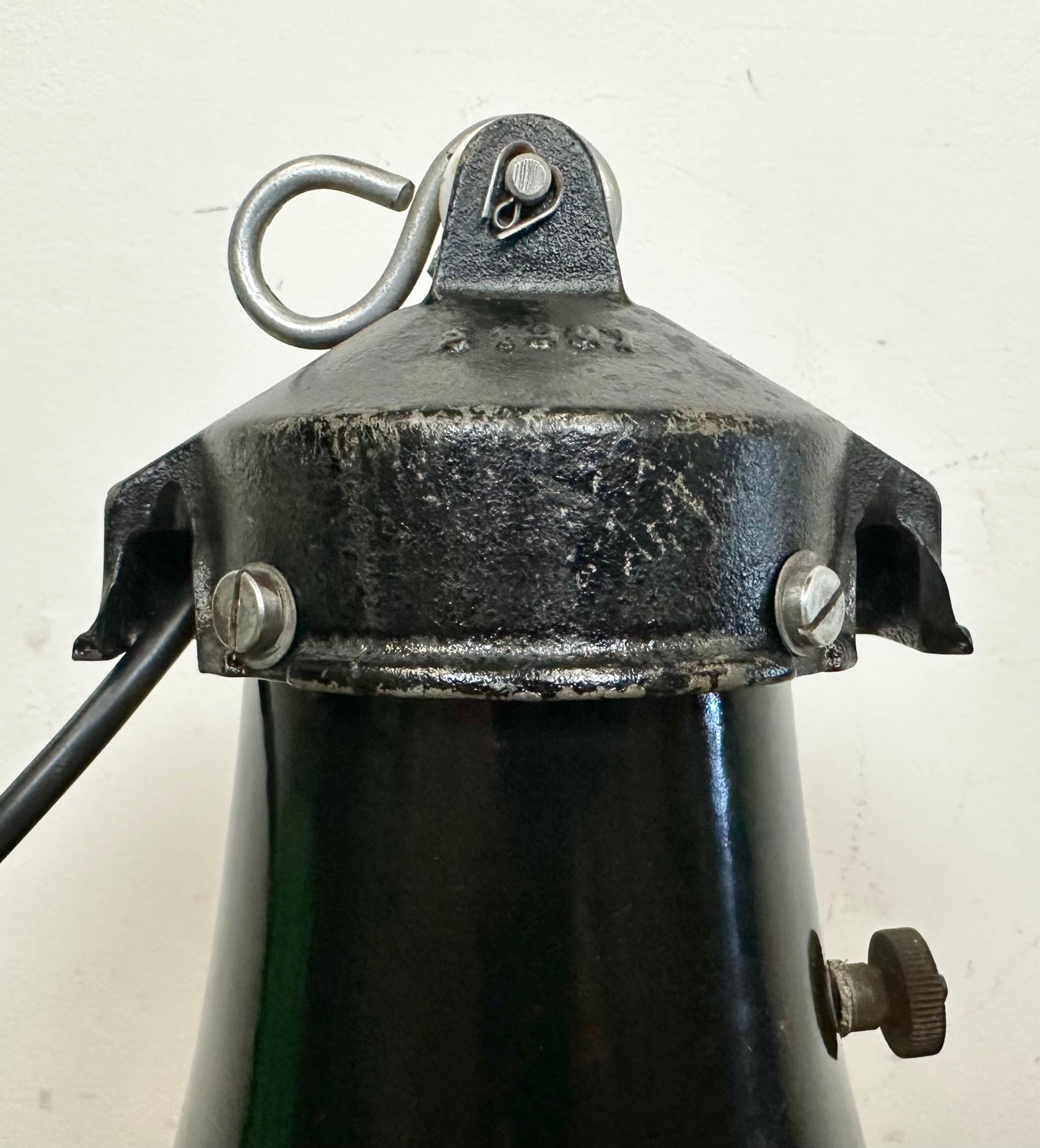 Lampe suspendue industrielle Bauhaus en émail noir, années 1930 en vente 9