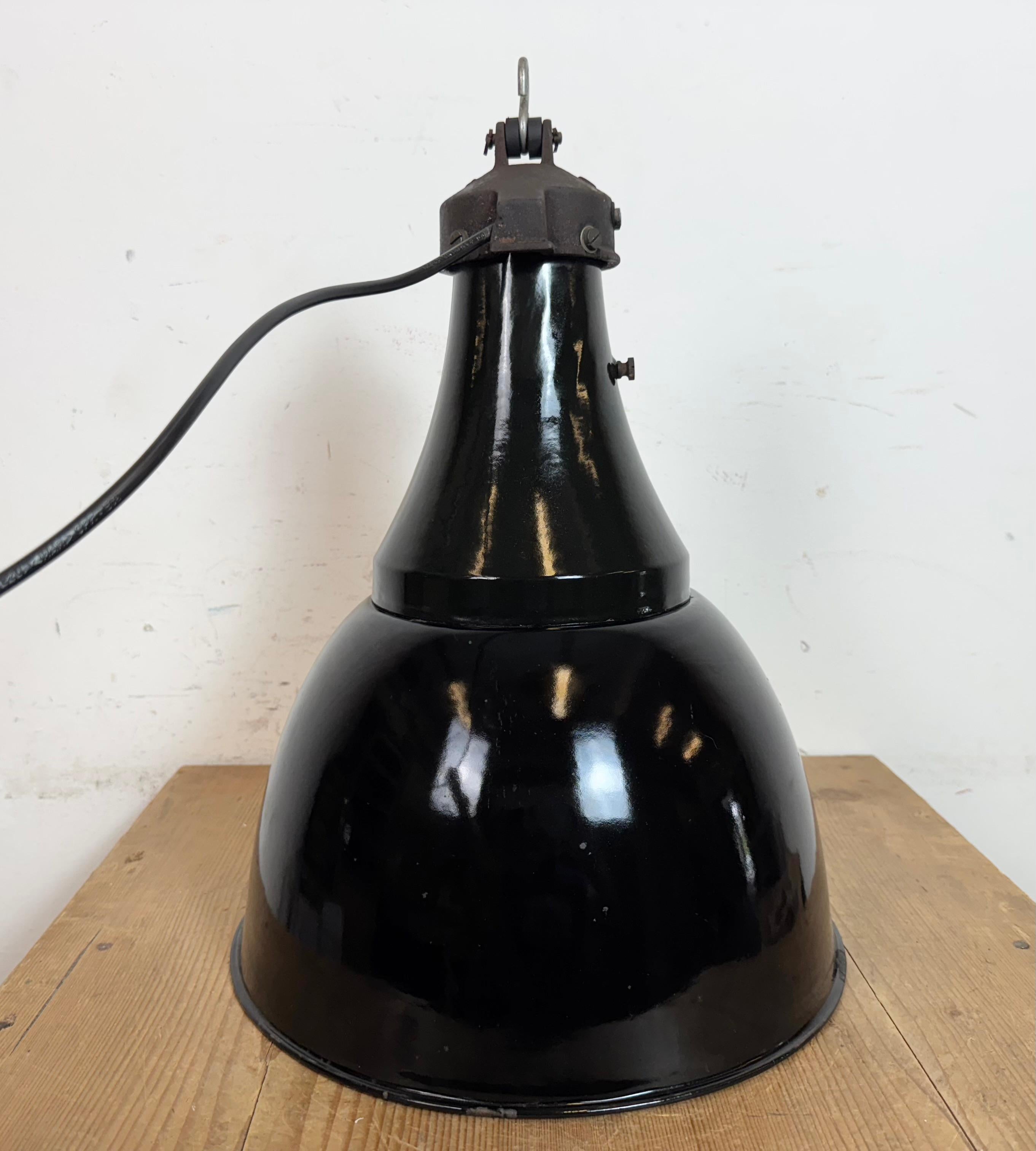 Lampe suspendue industrielle en émail noir Bauhaus, années 1930 en vente 10
